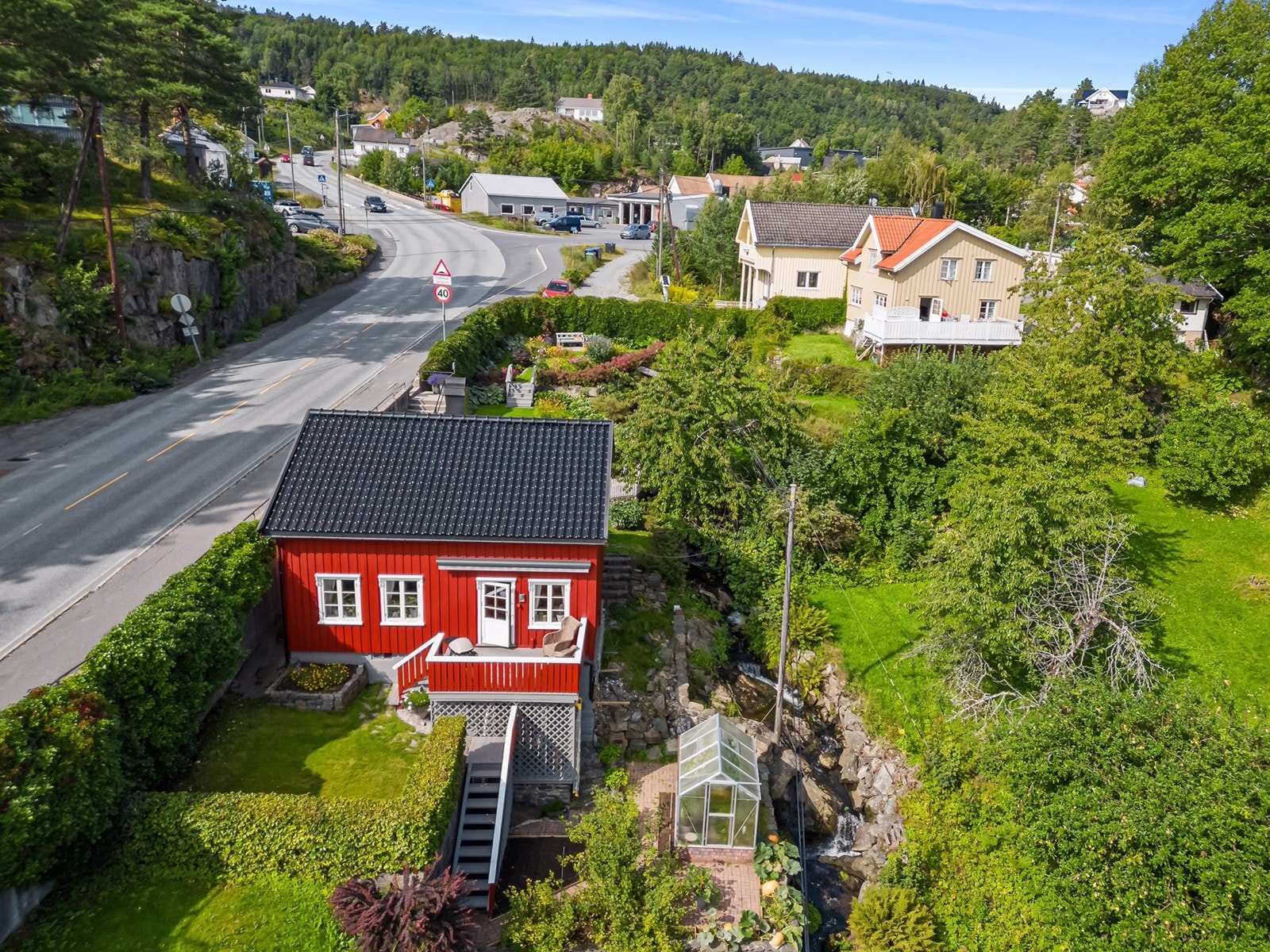 Tomten inkluderer en terrasse med tilknytning til hagen. Galleribilde