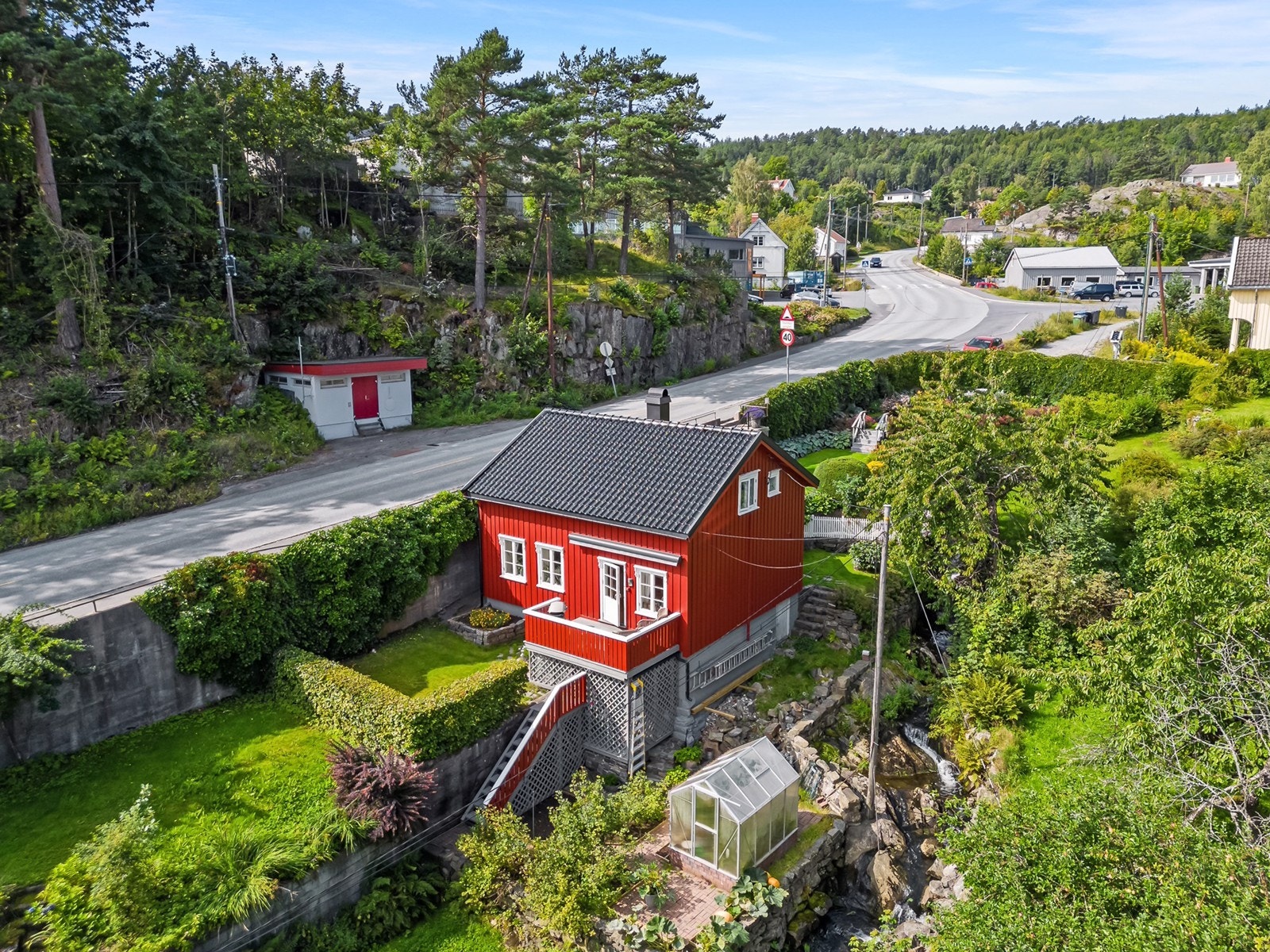 Eiendommen har en liten balkong med dekke av terrassebord. Galleribilde