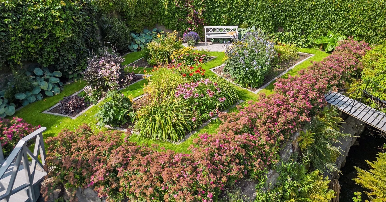 Hagen er utformet med blomsterbed og gangveier. Galleribilde