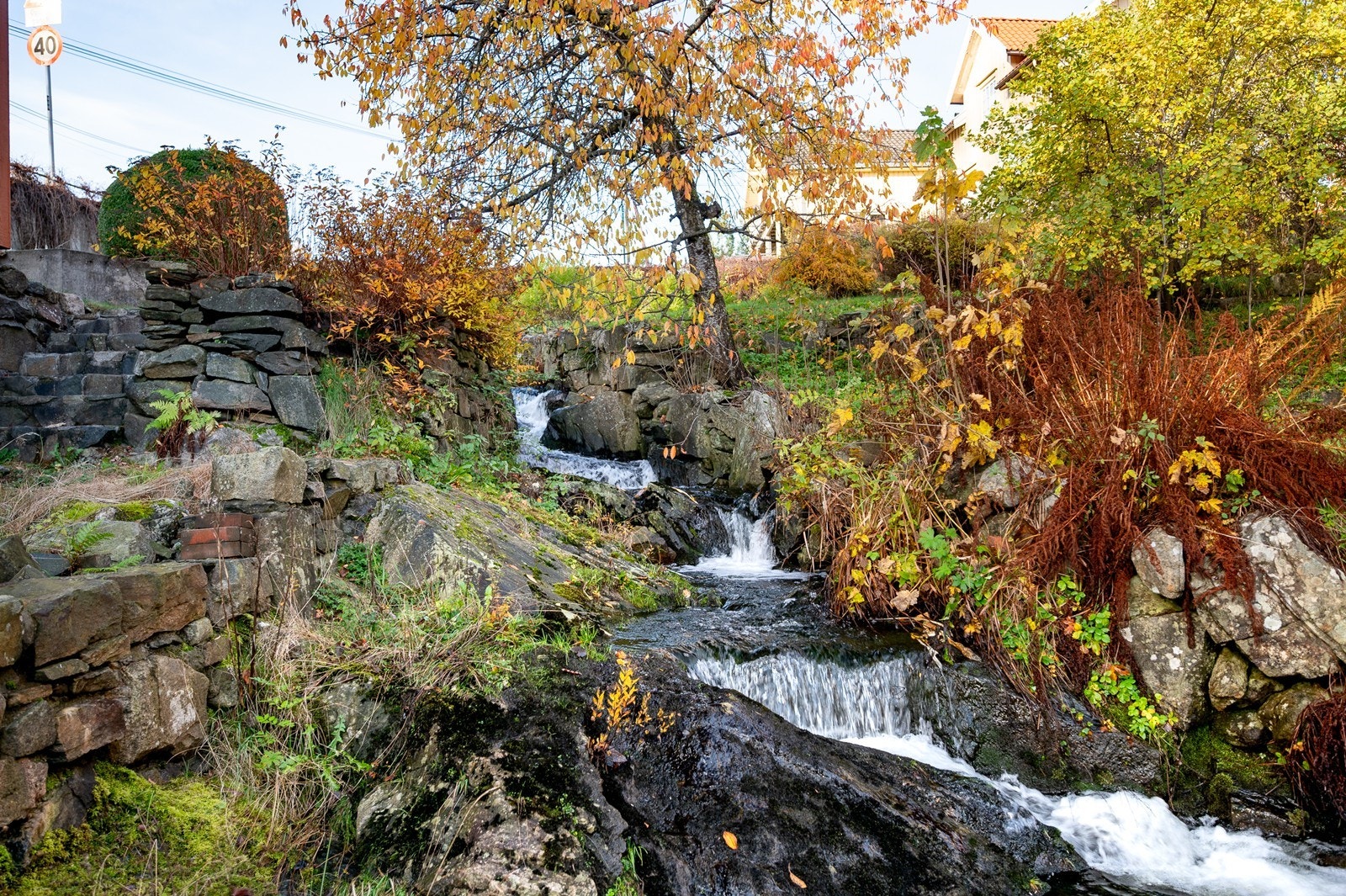 Bekkens små fossefall skaper en stemningsfull atmosfære på eiendommen. Galleribilde