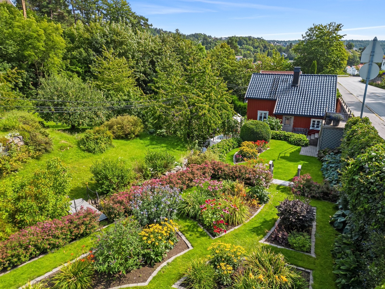 Eiendommen har en godt opparbeidet tomt med hage og beplantning. Galleribilde