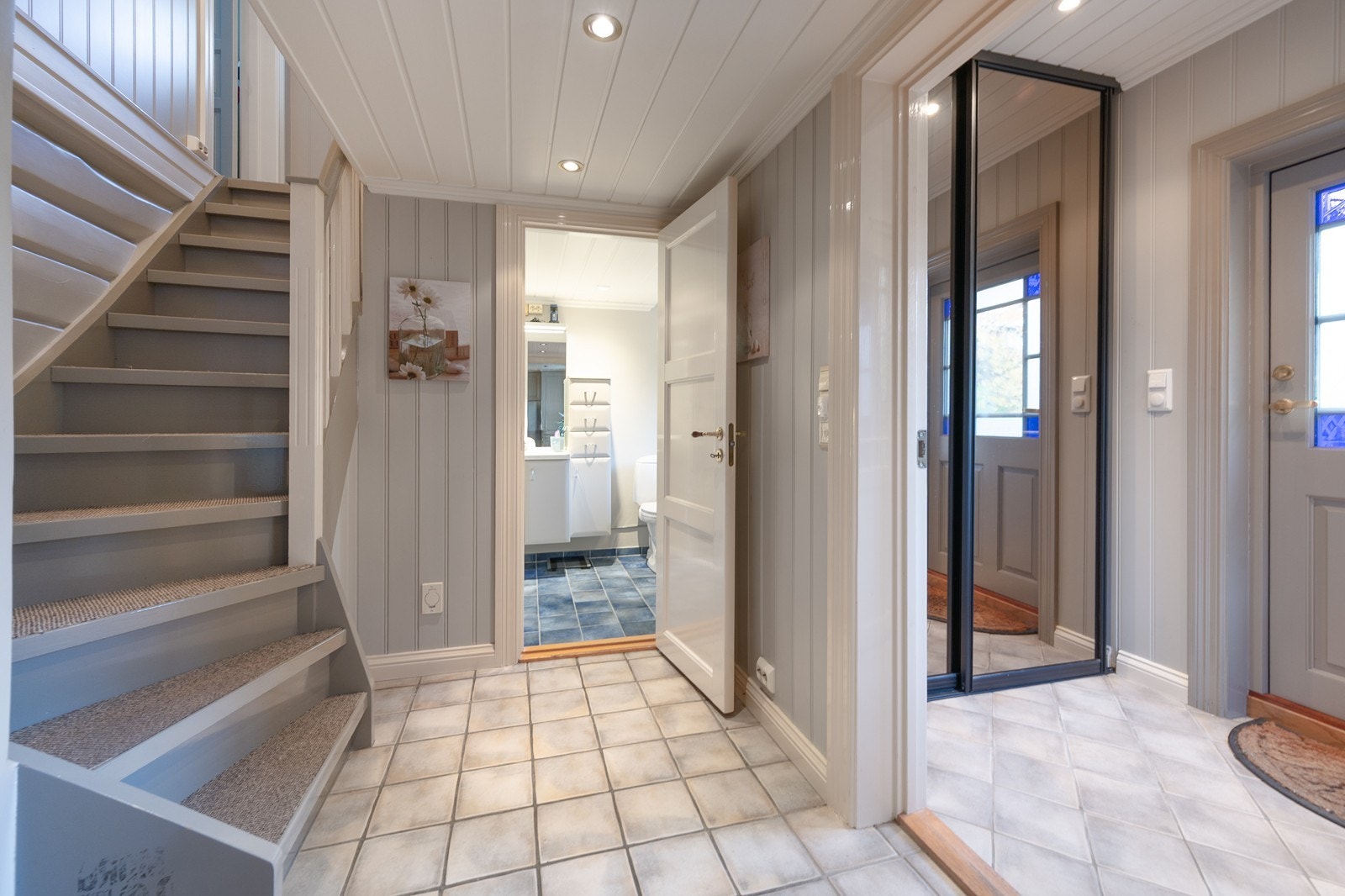 Entréen er praktisk utformet med flislagt gulv og tilgang til garderobe. Galleribilde