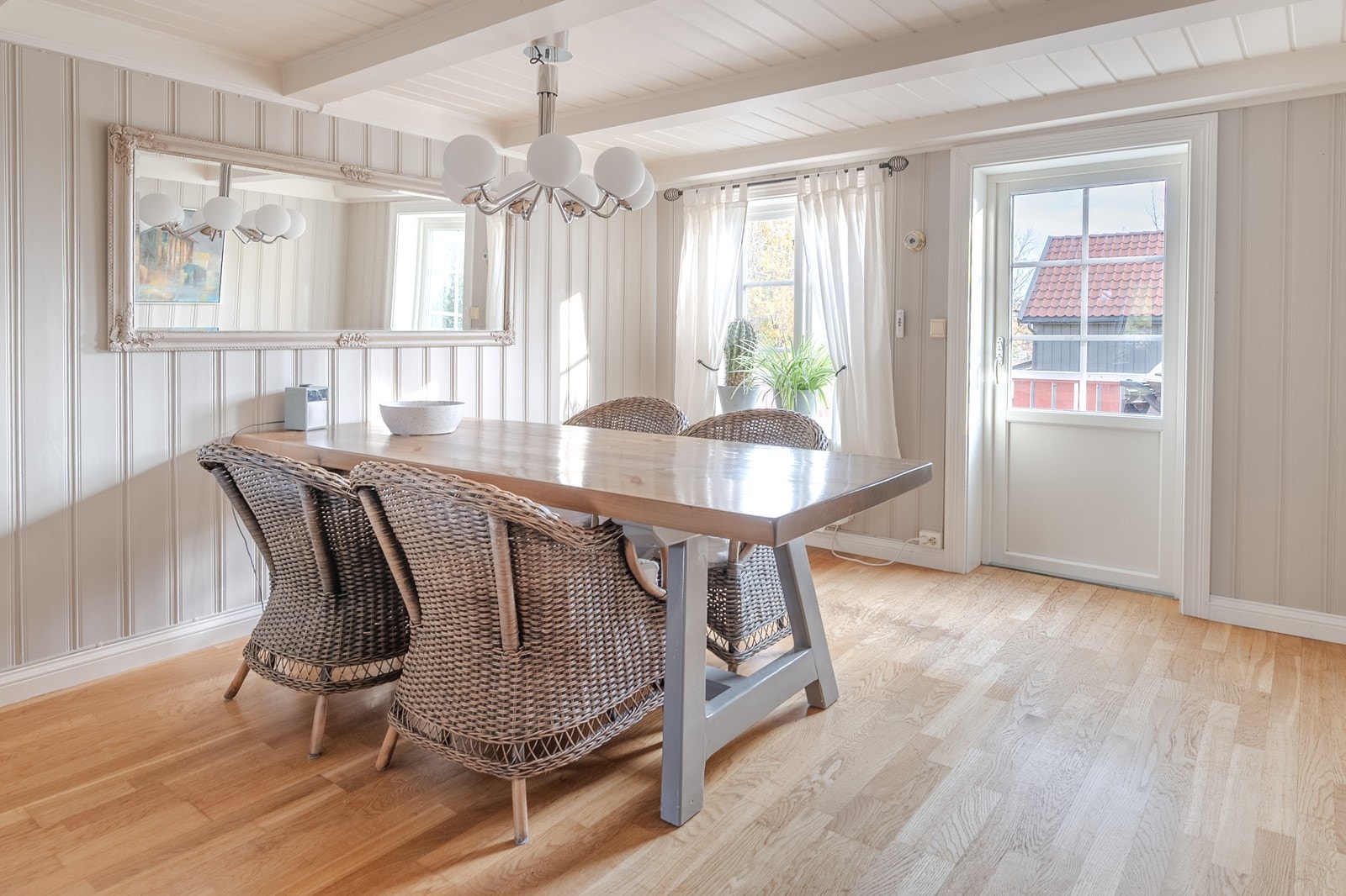Spiseplassen har utgang til terrasse og store vinduer som gir godt lysinnslipp. Galleribilde