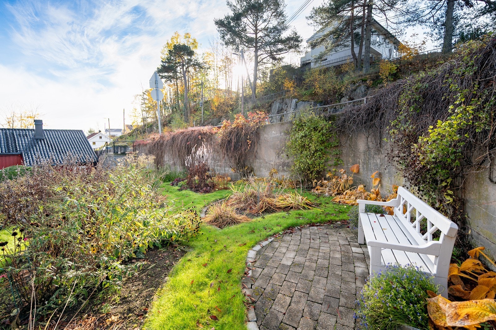 En sitteplass i hagen gir mulighet for avslapning og hyggelige stunder. Galleribilde