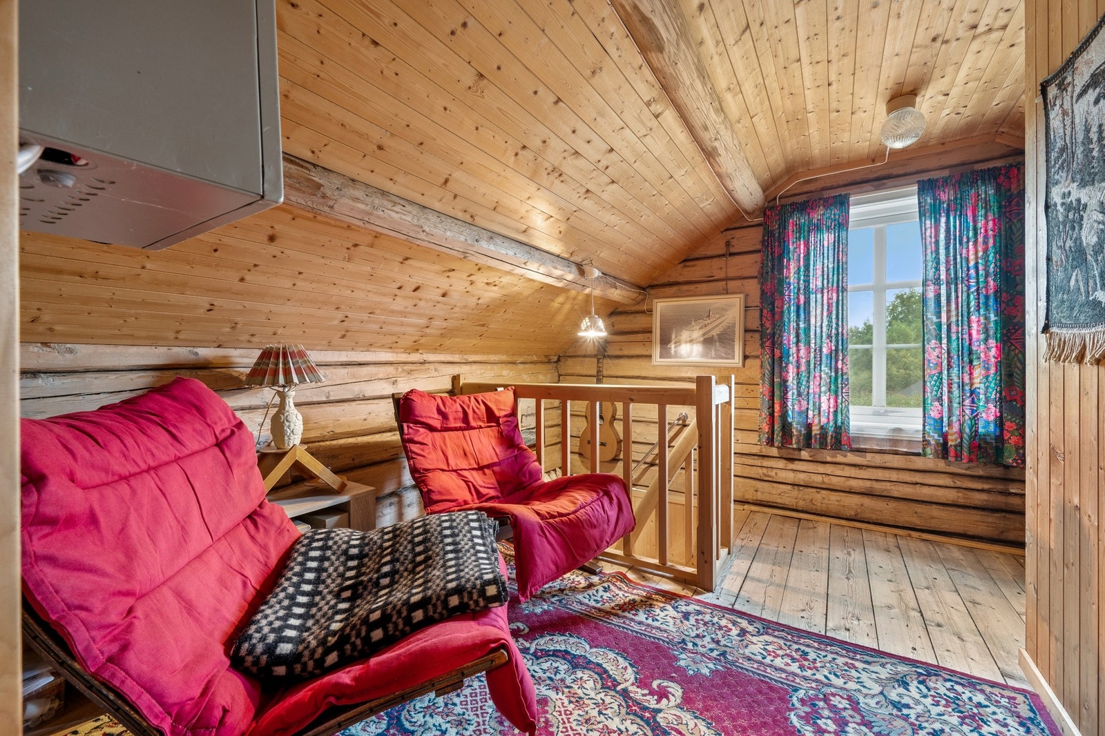 Loftstuen gir ekstra plass for avslapning. Galleribilde