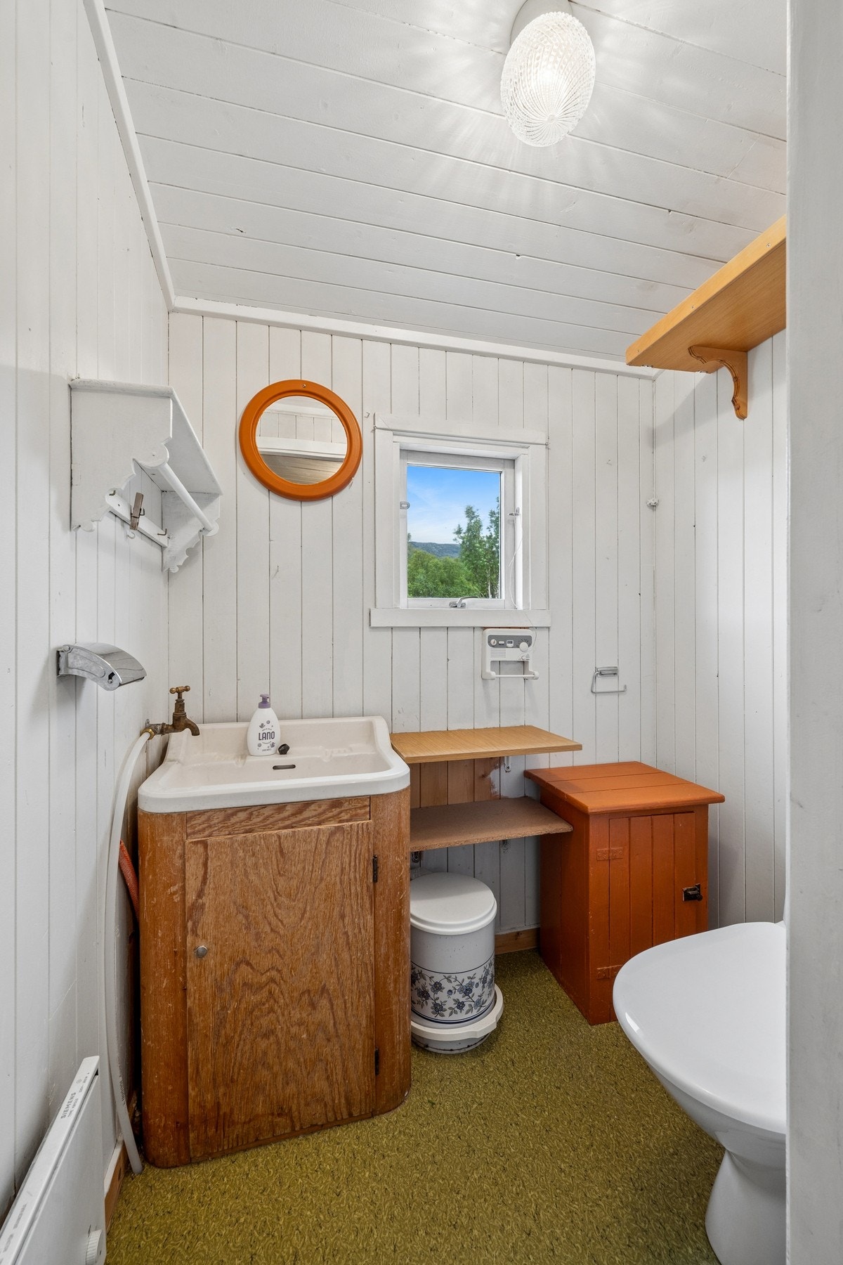 Toalettrom i første etasje med servant og wc. Galleribilde