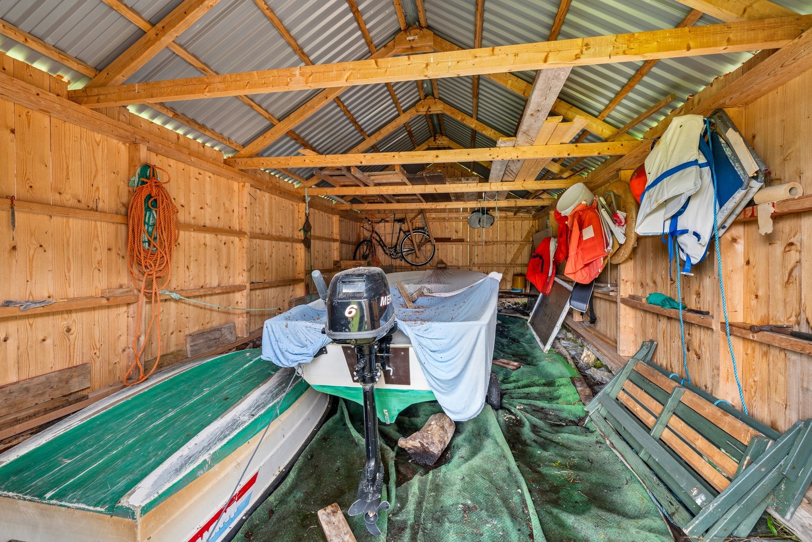 Naustet har god plass til oppbevaring av båt og fiskeutstyr. Galleribilde