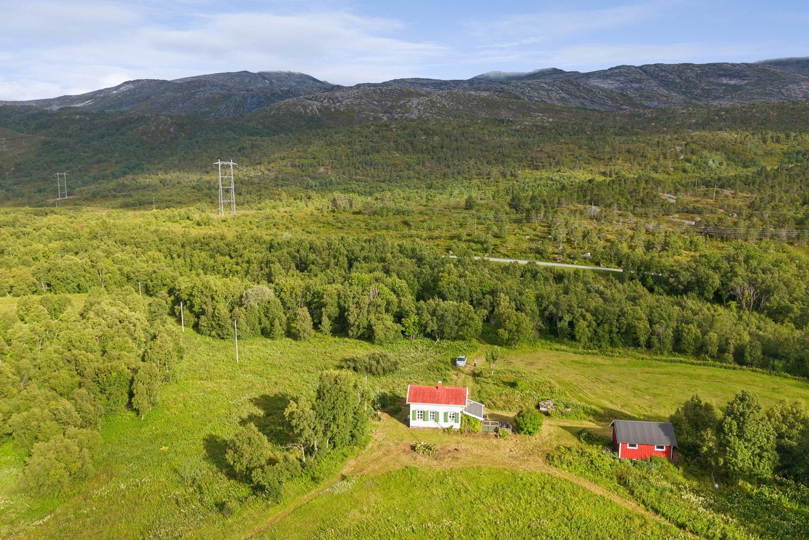 Eiendommen er omgitt av frodig natur og fjell. Galleribilde