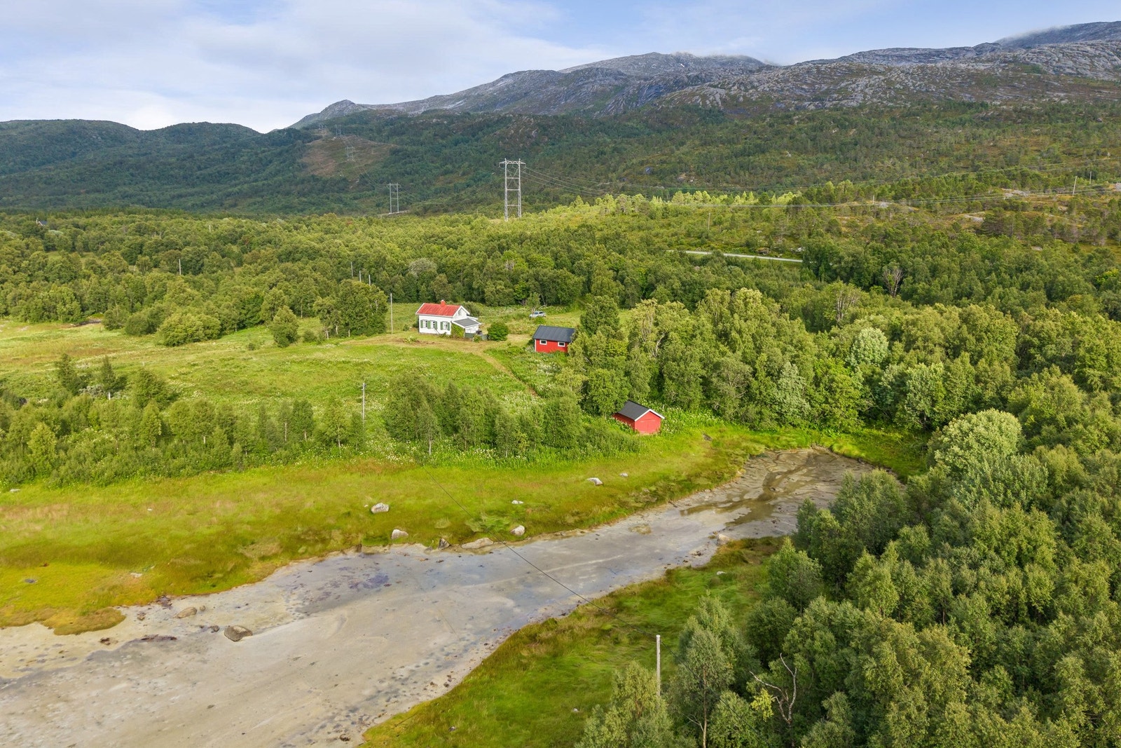 Boligen ligger idyllisk til, med kort vei ned til sjøen. Galleribilde