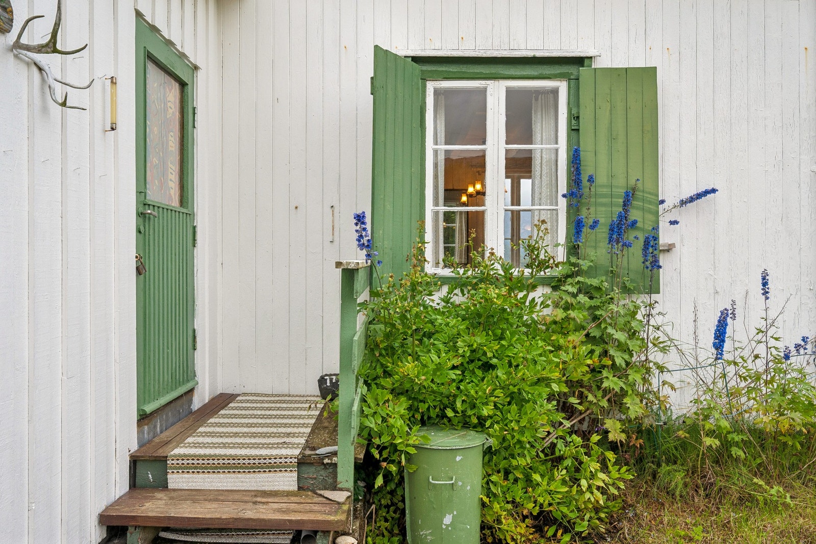 Sjarmerende inngangsparti med tradisjonelle detaljer. Galleribilde