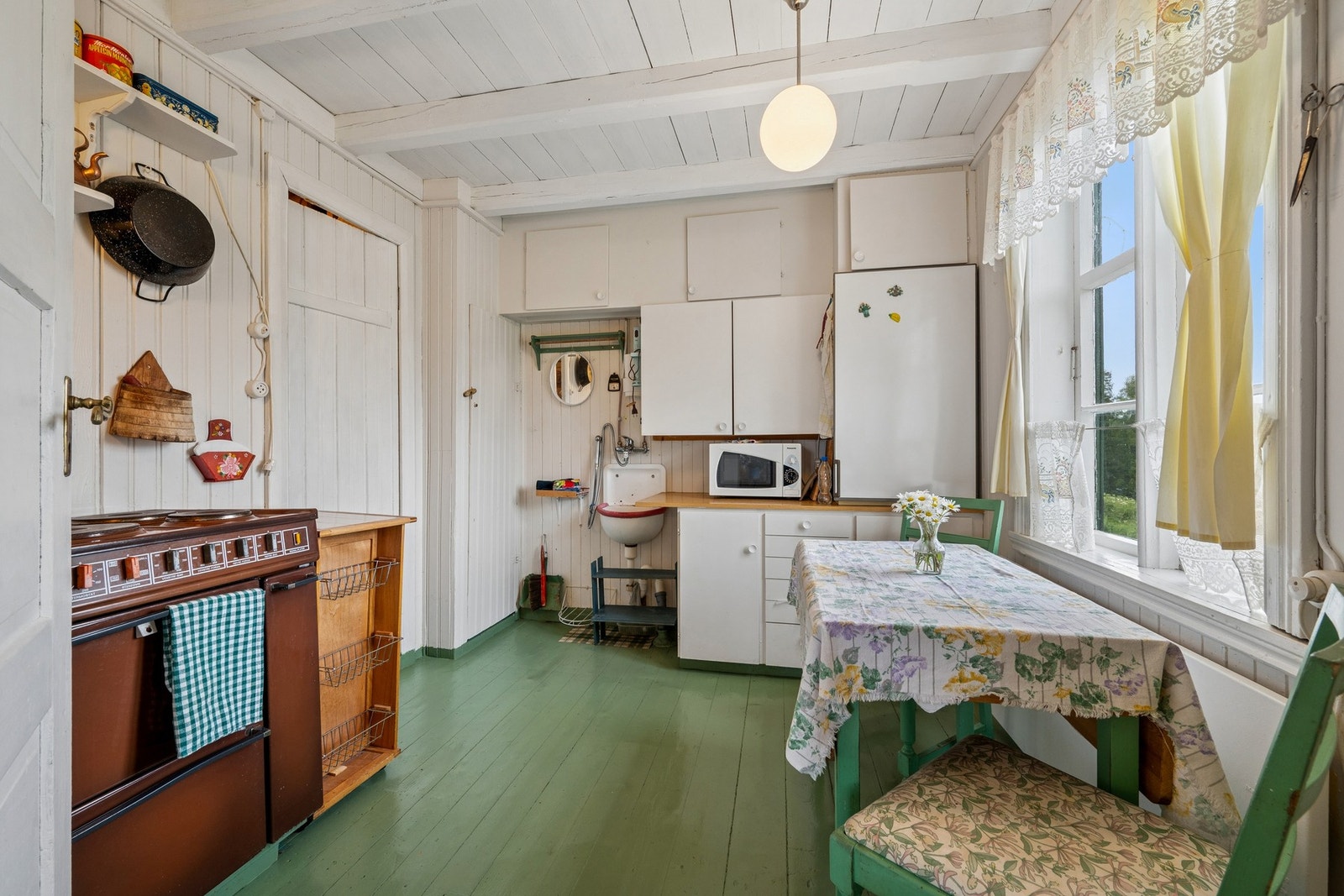 Godt med skapplass og praktiske løsninger på kjøkkenet. Galleribilde