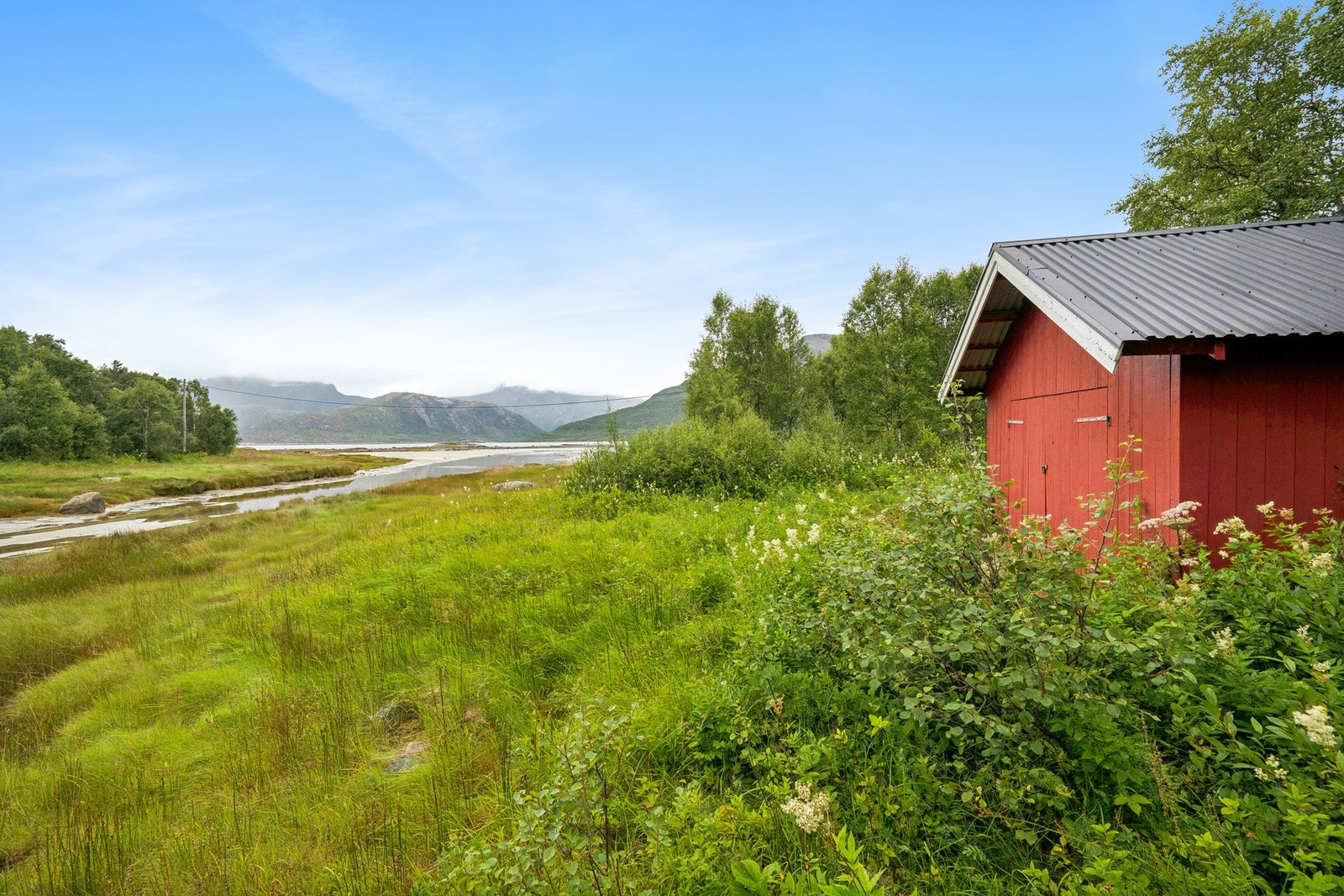 Fra eiendommen er det utsikt over fjorden og det omkringliggende landskapet. Galleribilde