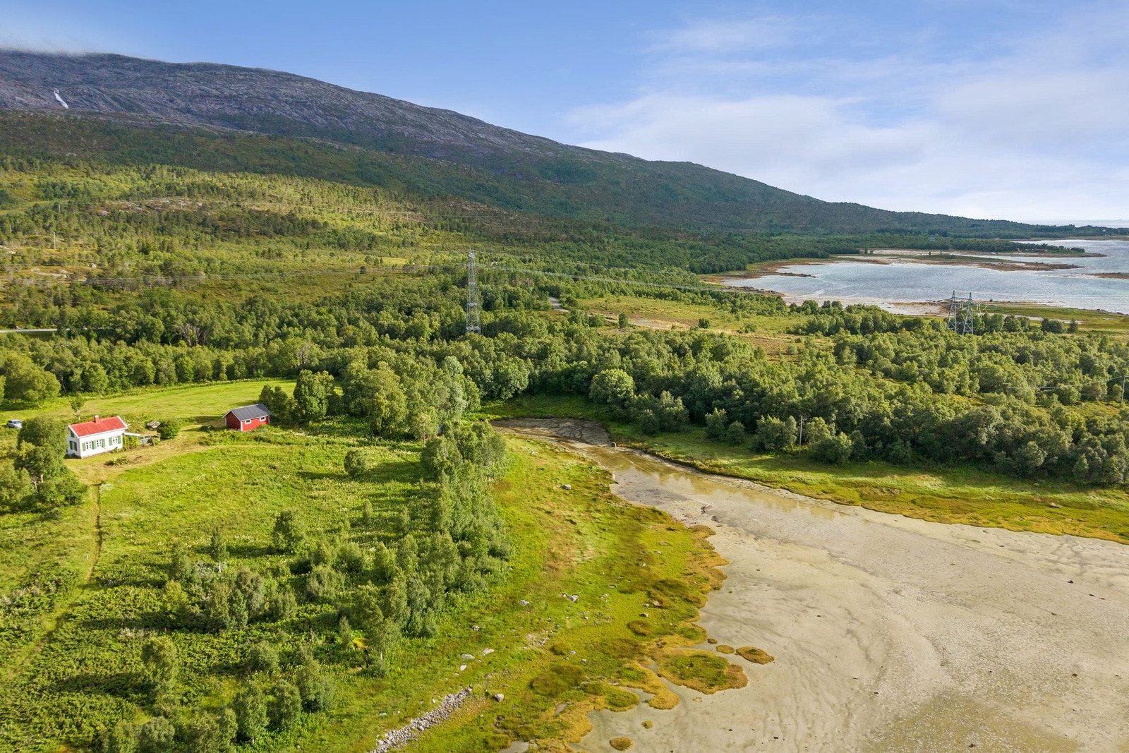Eiendommen har en usjenert beliggenhet med strandlinje. Galleribilde