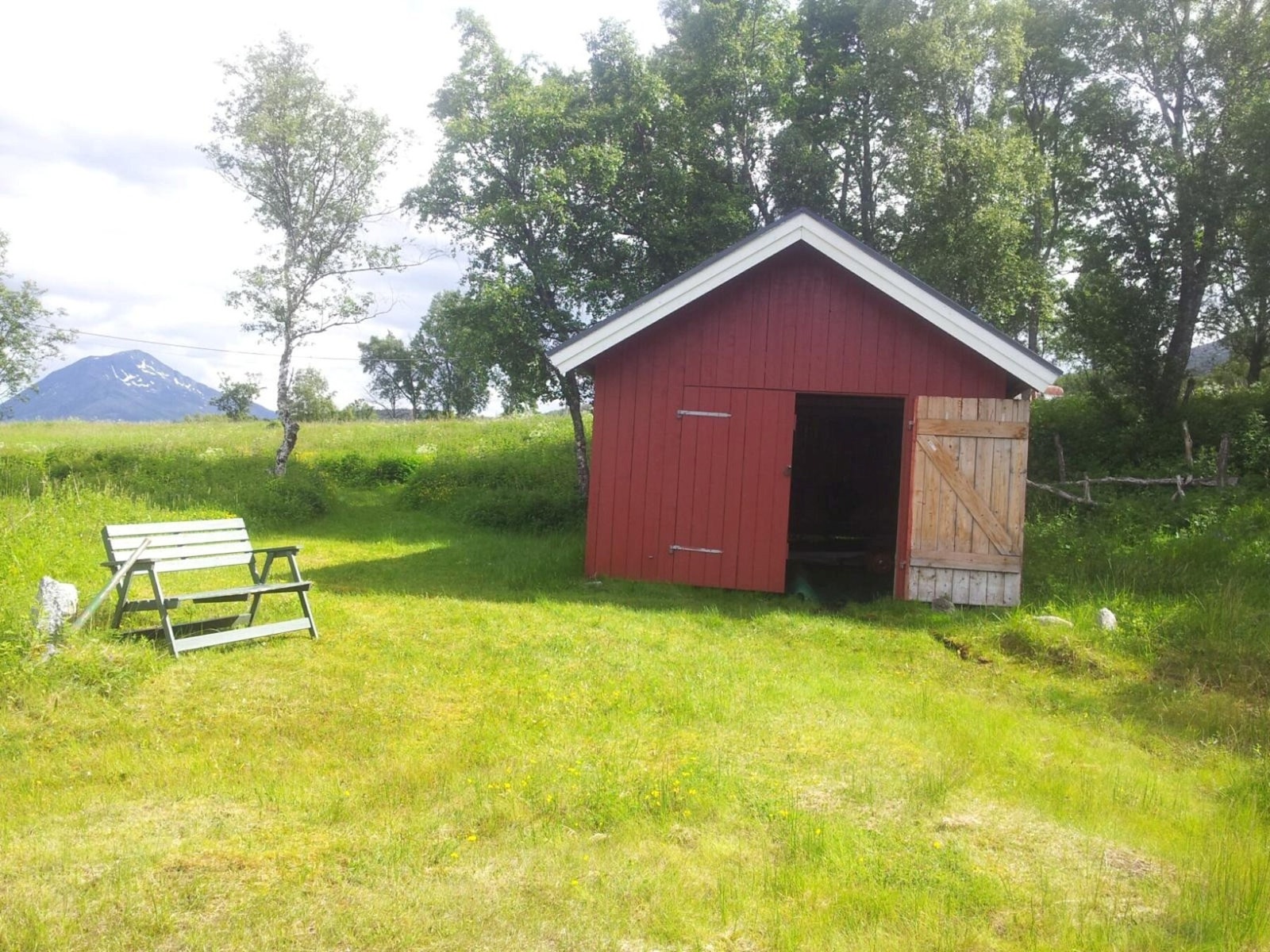 Naustet er malt i en tradisjonell, rød farge. Galleribilde