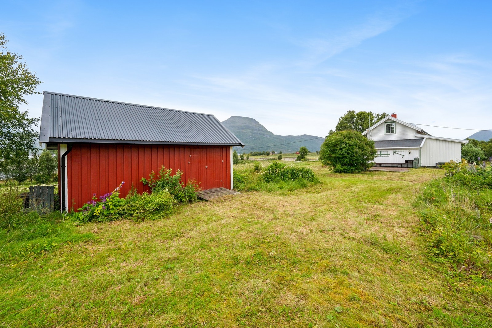 På tomten står også et romslig uthus for lagring. Galleribilde