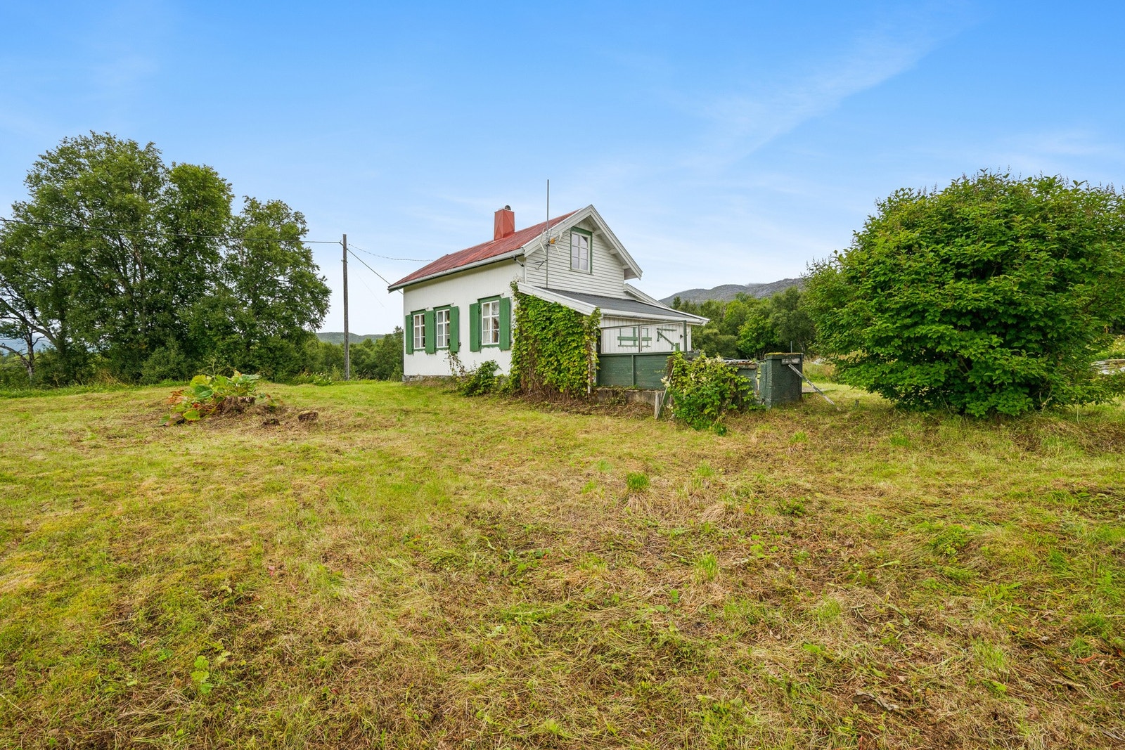 Flott natur rundt eiendommen som ligger meget fint til på vakre Tjeldøya. Galleribilde