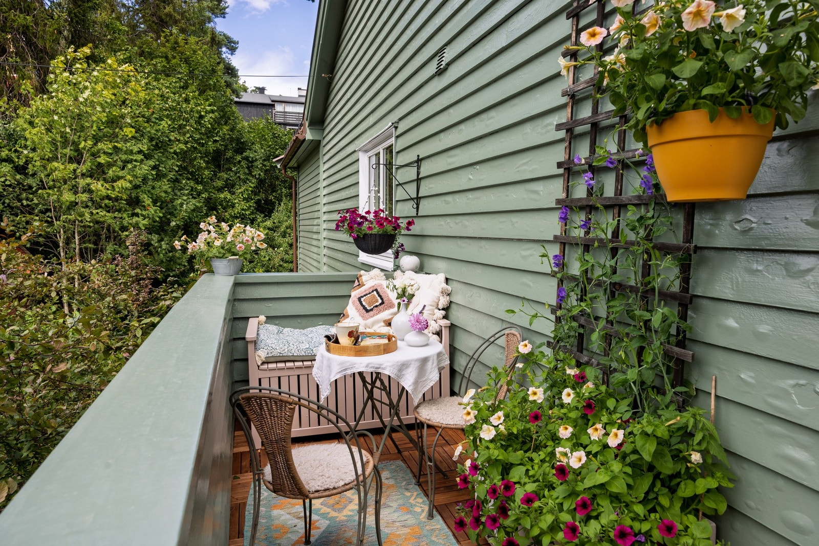 Direkte utgang til en koselig terrasse som er en naturlig forlengelse av stuen, med ettermiddag - og kveldssol. Galleribilde