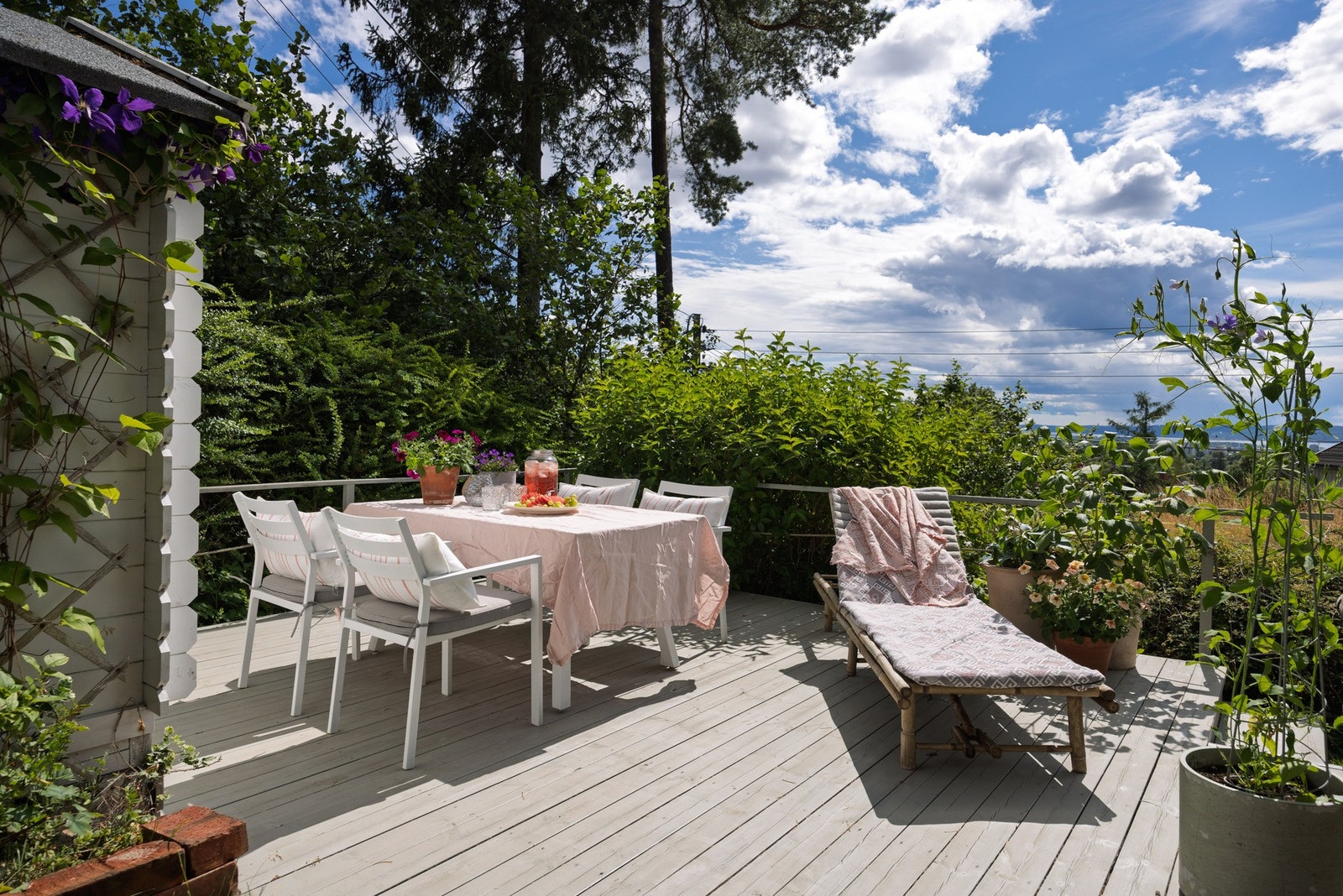 Hyggelig felles markterrasse med god plass til utemøbler, grill og sosiale sammenkomster. Galleribilde