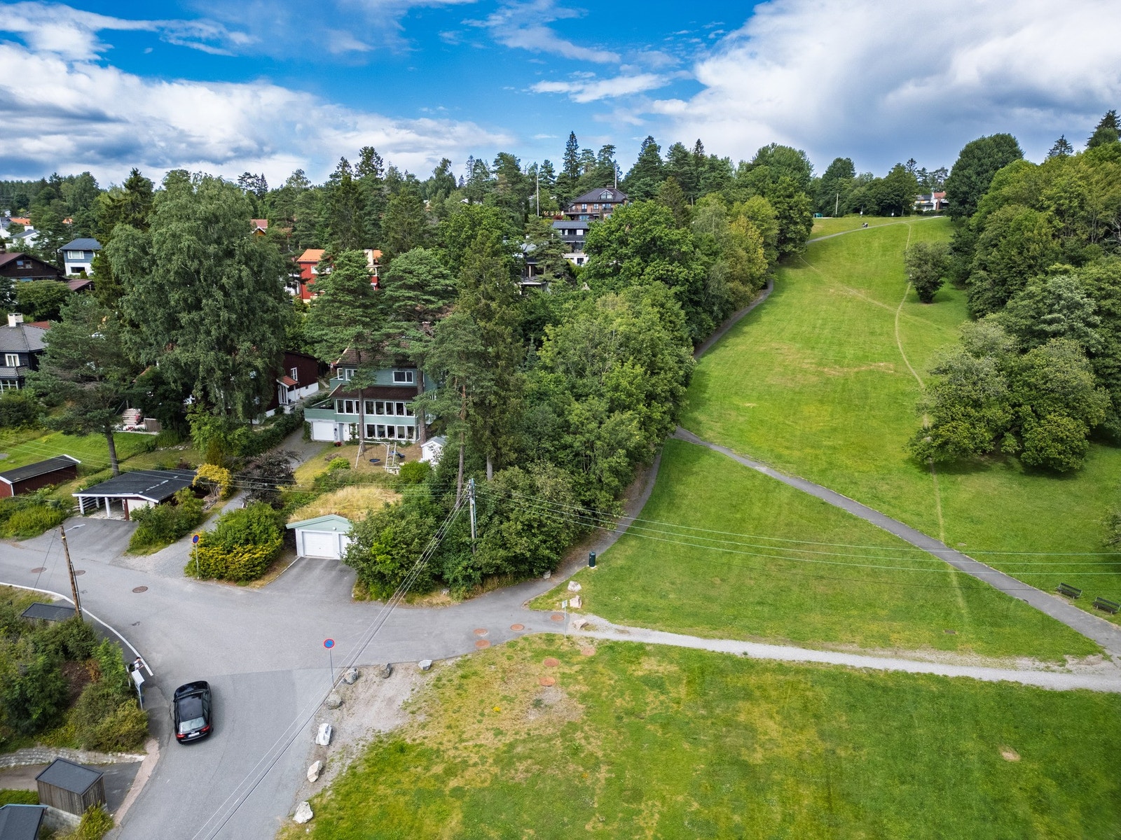 Idyllisk naturtomt mot friareal Galleribilde