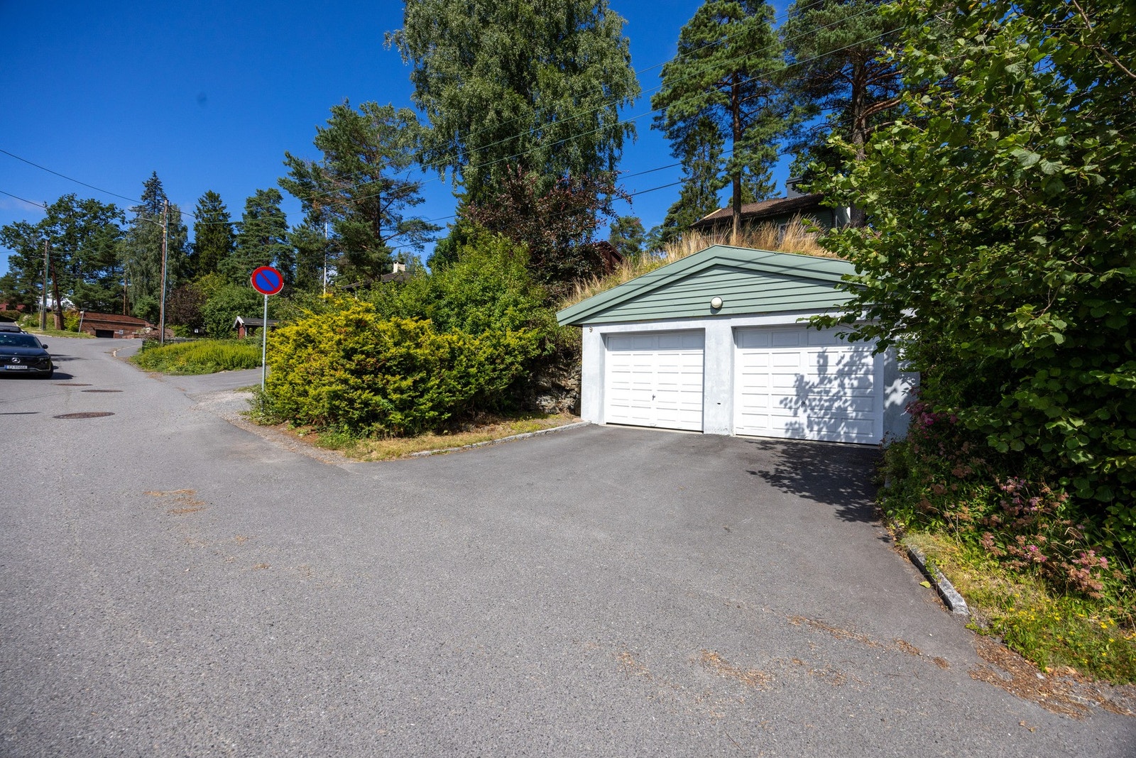 Stor og praktisk garasje med plass til to biler, som gir gode parkeringsmuligheter og ekstra oppbevaringsplass. Galleribilde
