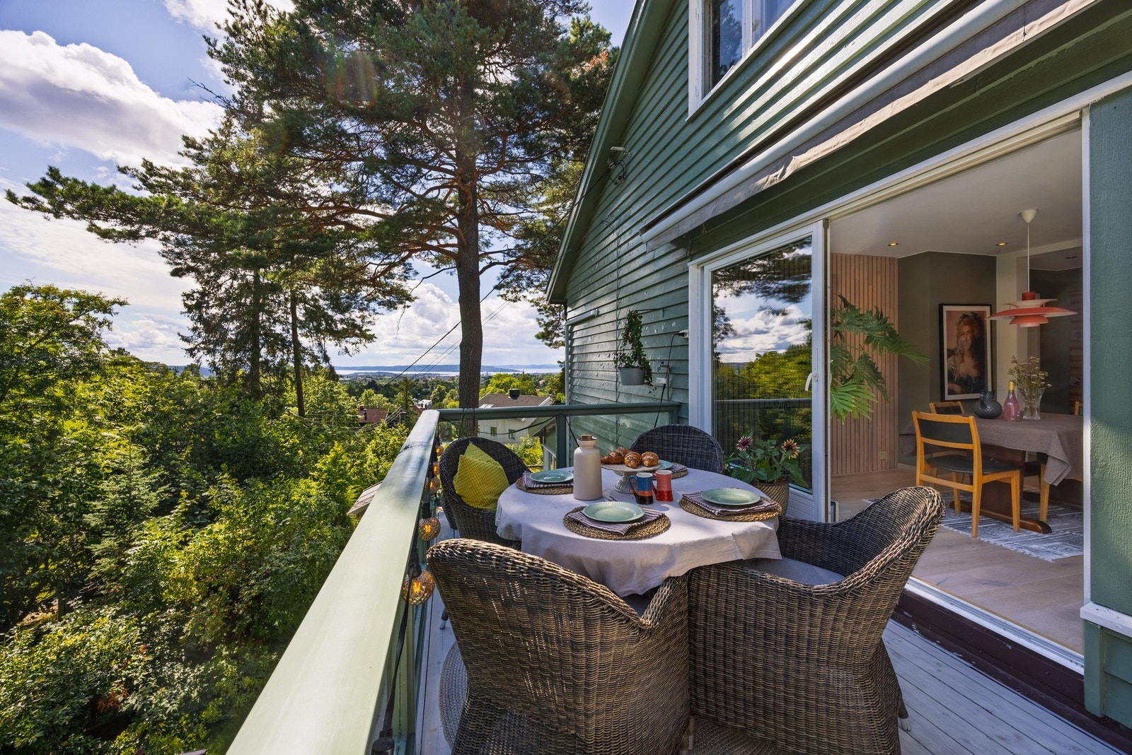 Romslig terrasse på 13,5 kvm med formiddagssol frem til 15:00, og fantastisk utsikt Galleribilde