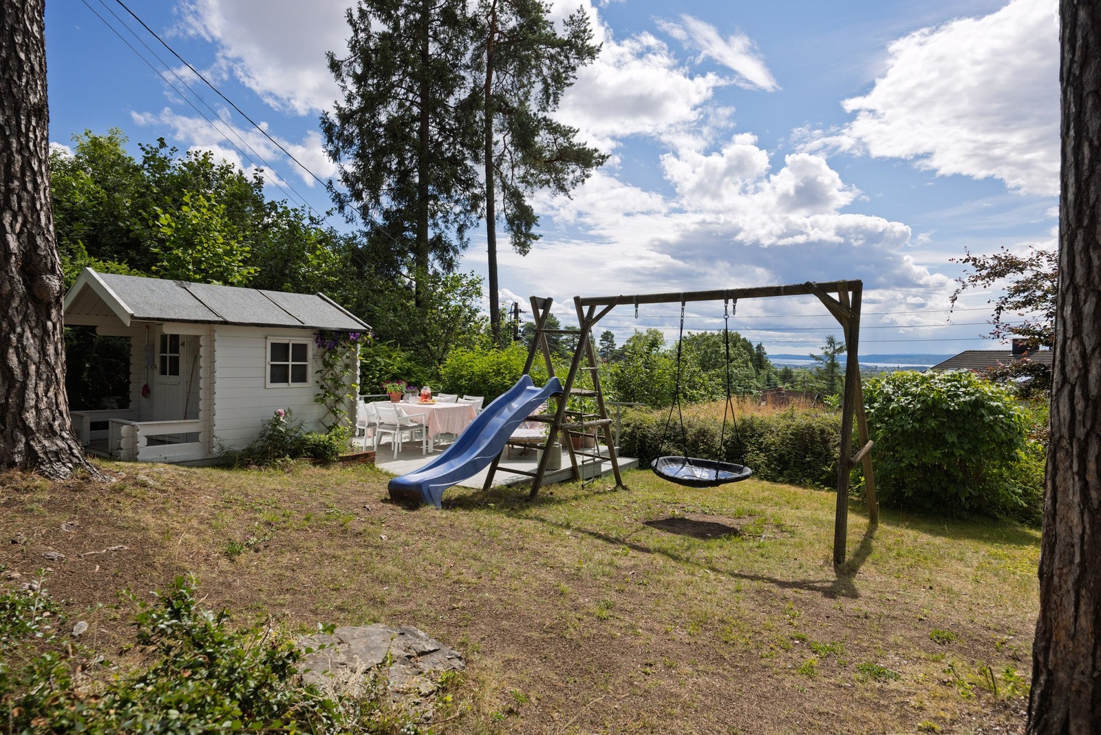 Hyggelig felles uteområde med lekehus og gode muligheter for lek og aktivitet med sol hele dagen. Galleribilde