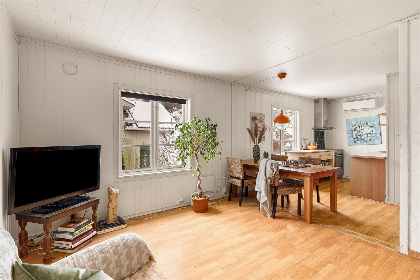 Hovedboligens stue og kjøkken er i en åpen og sosial løsning. Galleribilde