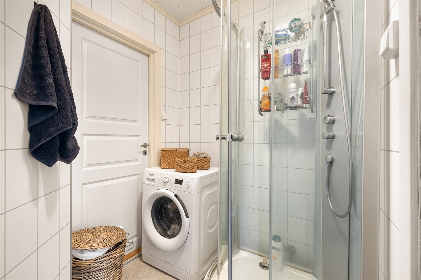 Badet i første etasje ble bygget i 2015 og har dusjkabinett og opplegg for vaskemaskin. Galleribilde
