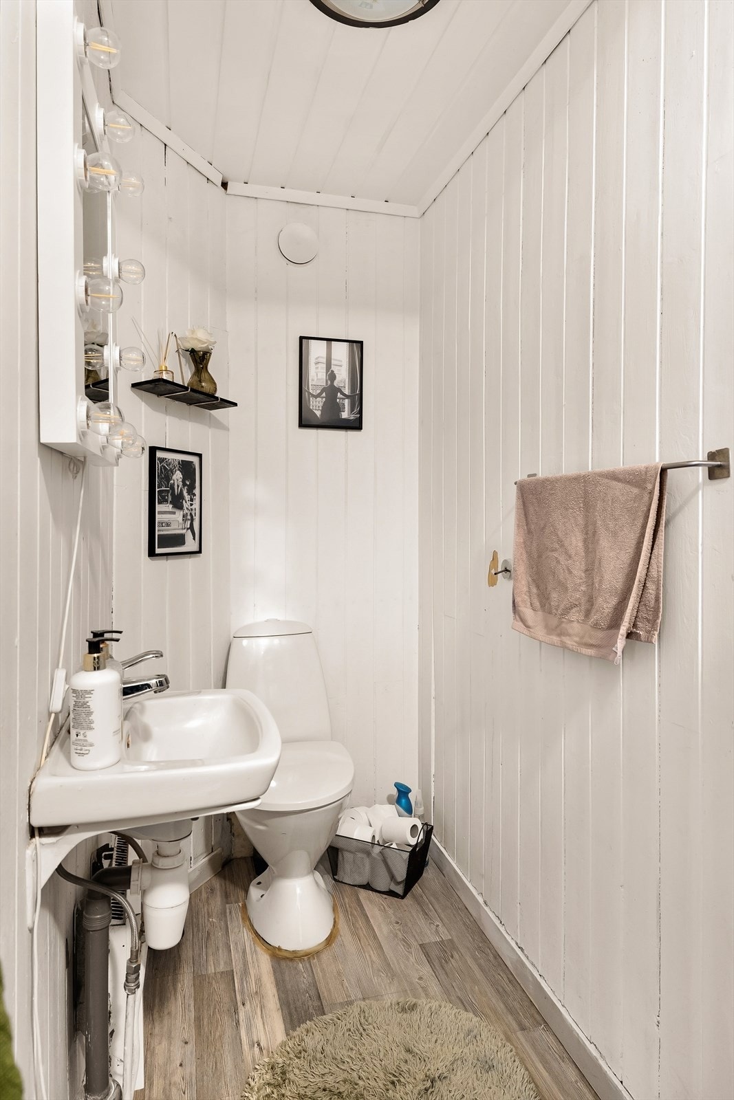 I kjelleren finnes også et enkelt toalettrom med servant og toalett. Galleribilde
