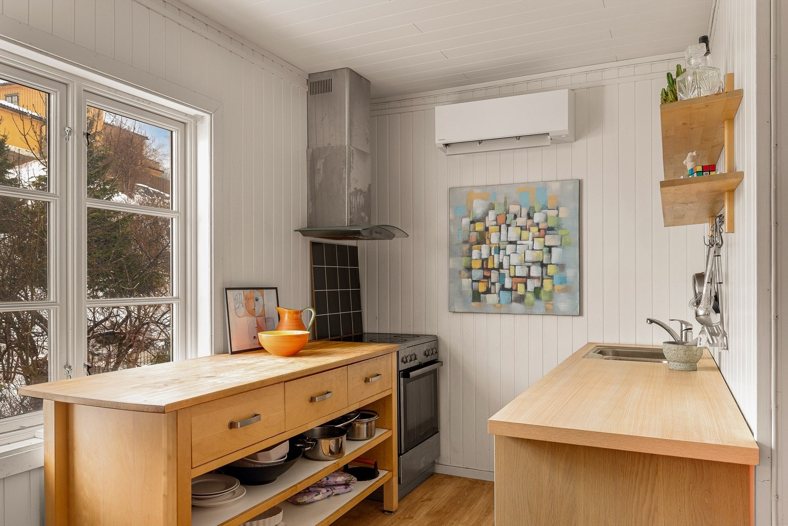 Her er det frittstående hvitevarer og en kjøkkenventilator med avtrekk ut. Galleribilde