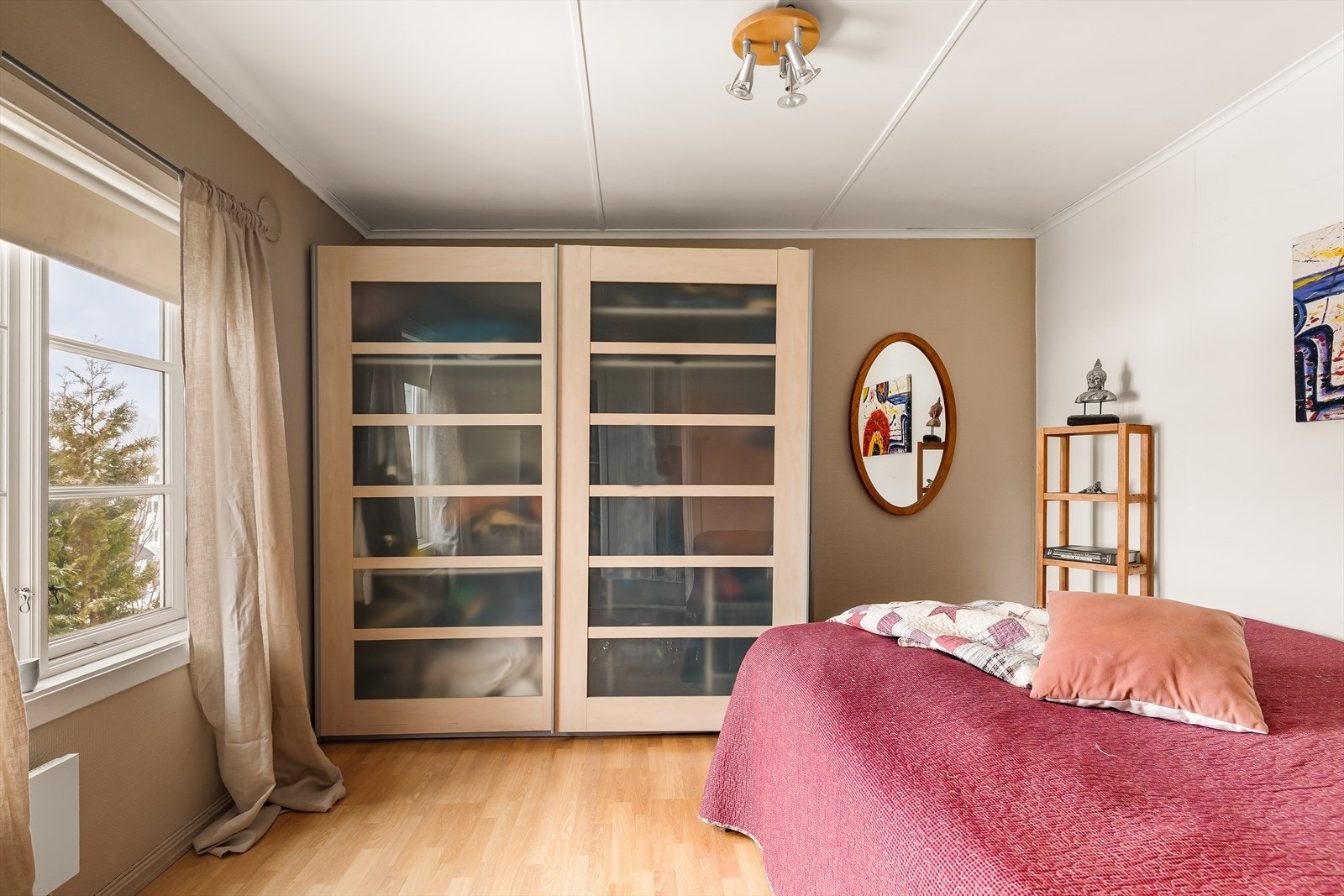 En romslig skyvedørsgarderobe gir rikelig med oppbevaringsplass. Galleribilde