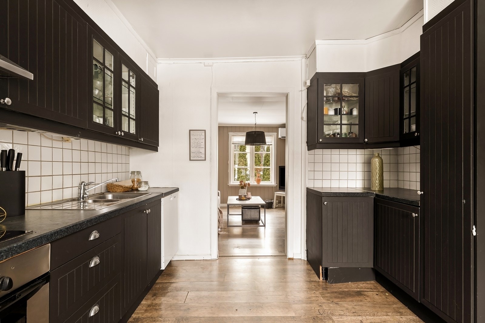 Innredningen har malte fronter og laminatbenkeplate, med opplegg for oppvaskmaskin. Galleribilde