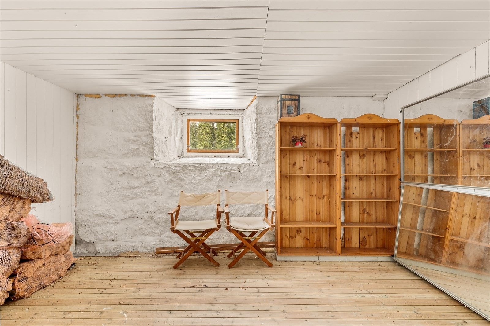 Stort, innredet rom i kjeller med natursteinsmur og oppforet tregulv. Rommet gir mange bruksmuligheter. Galleribilde