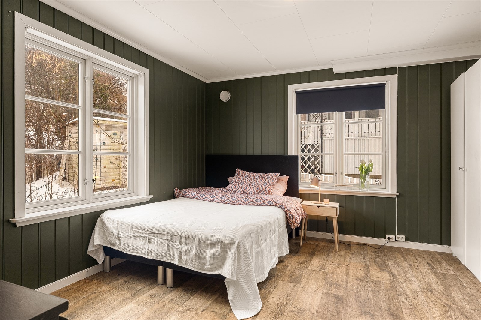 Store vindusflater gir godt med naturlig lys inn i rommet. Galleribilde