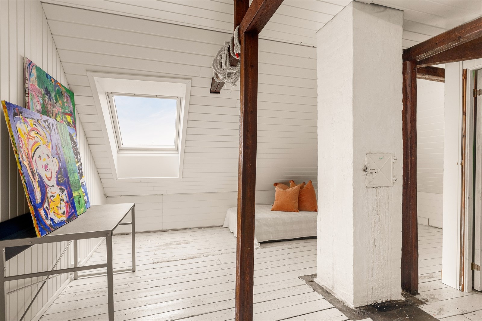 Et nytt, større takvindu gir rikelig med lys til loftsrommet. - Takvindu har det blitt sendt søknad om godkjenning og det ventes på svar. Galleribilde