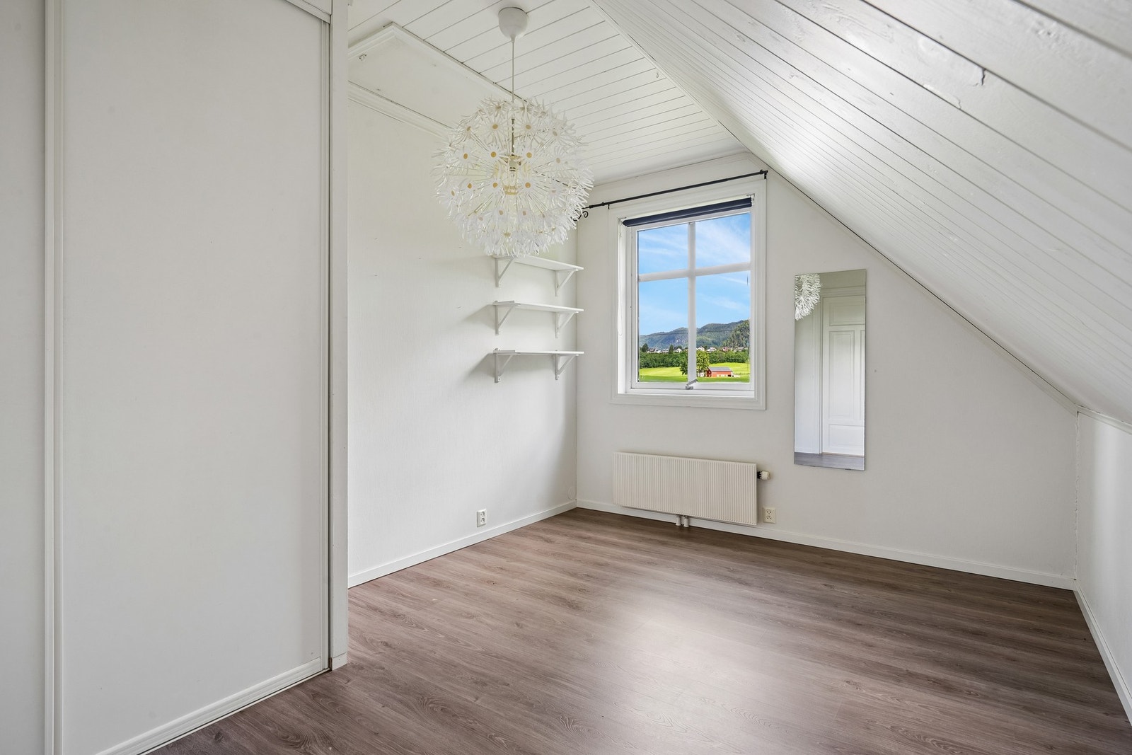 Soverommene er preget med sjarm, skråtak og godt lysinnslipp. Galleribilde