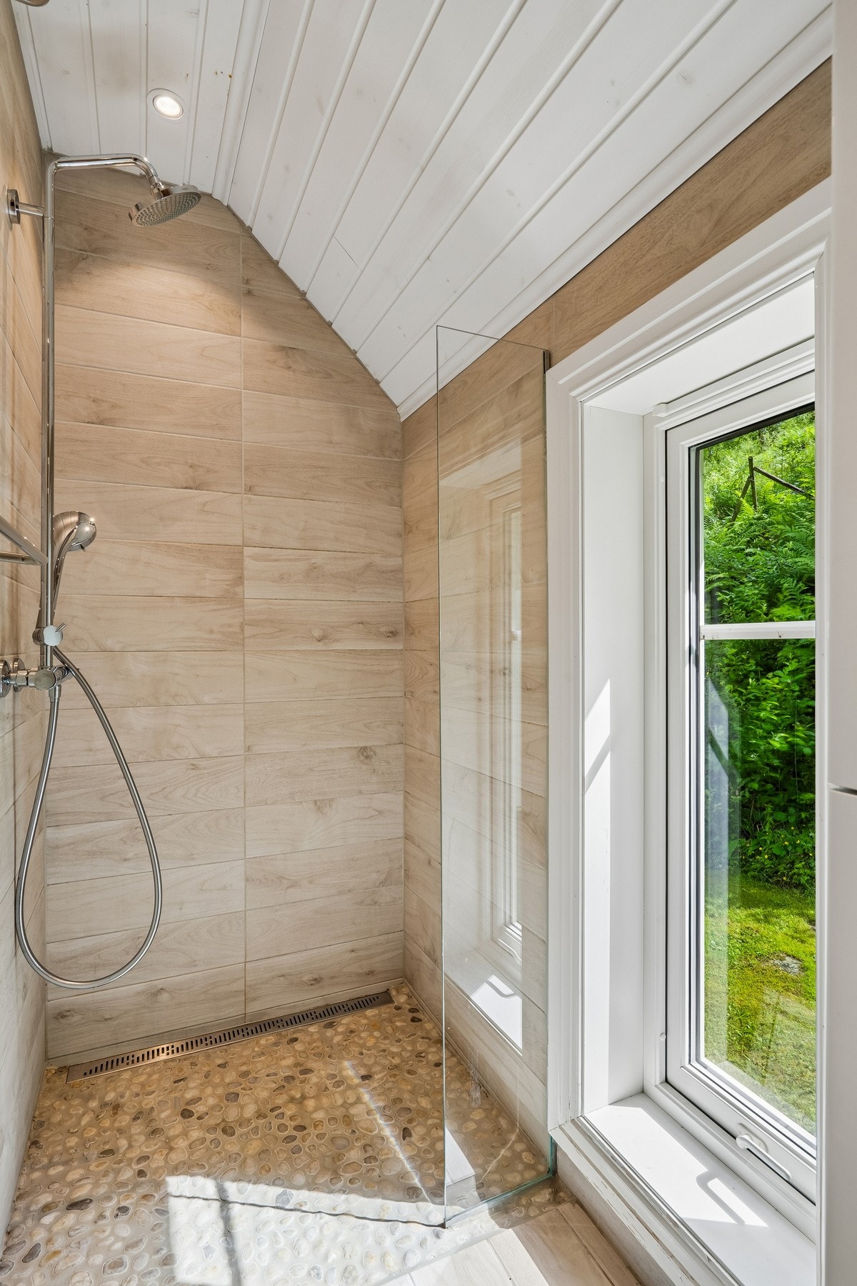 Naturlige materialer gir badet en lun karakter. Galleribilde