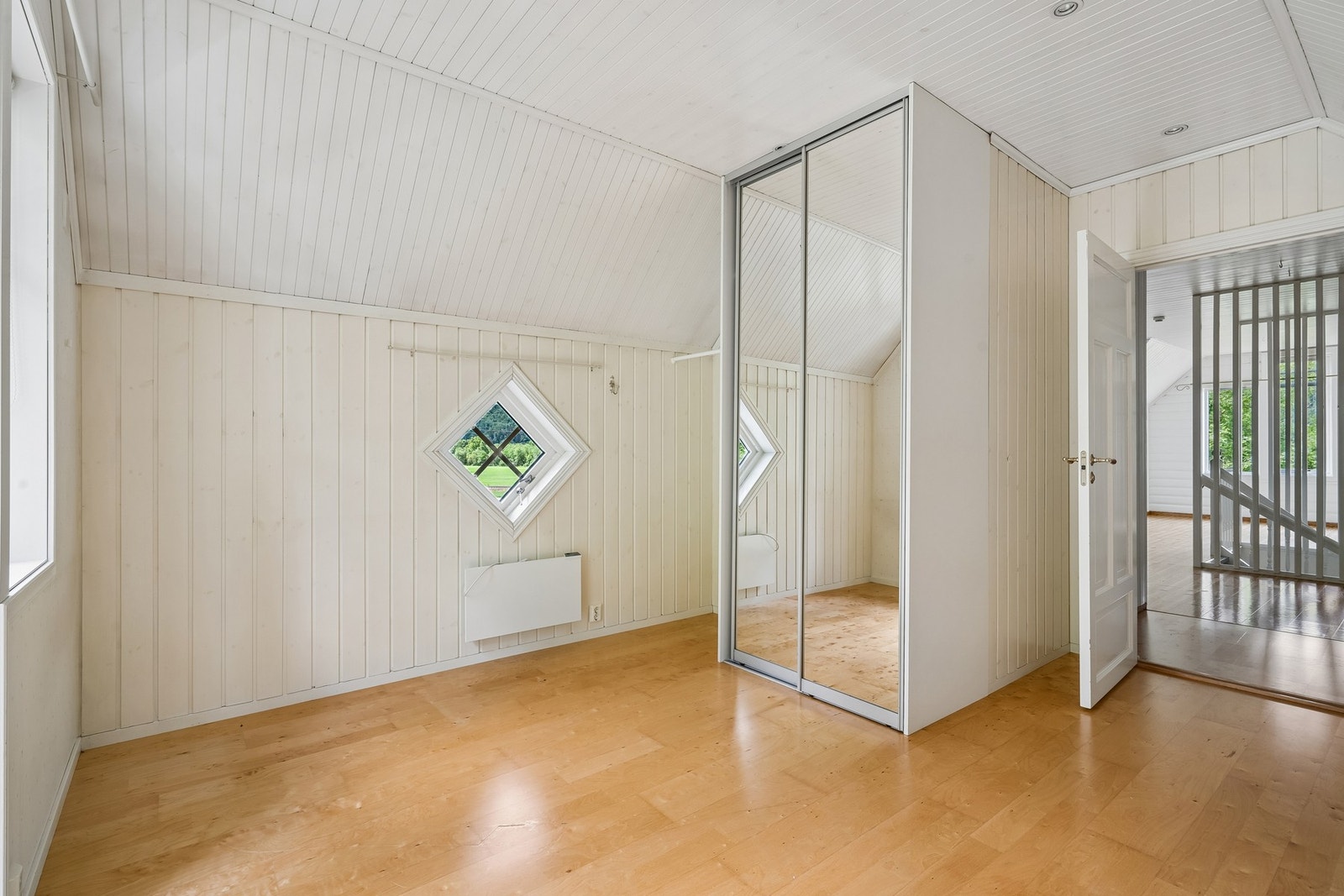 Det er totalt fire soverom i hoveddelen, hvor alle er praktisk samlet i samme etasje. Galleribilde