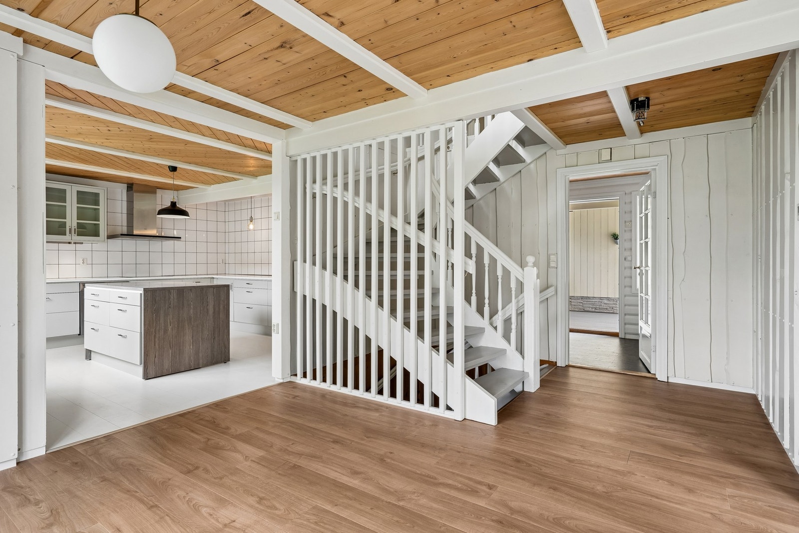 Huset er fra 1998, og har en høy teknisk standard med balansert ventilasjon og vannbåren varme. Galleribilde