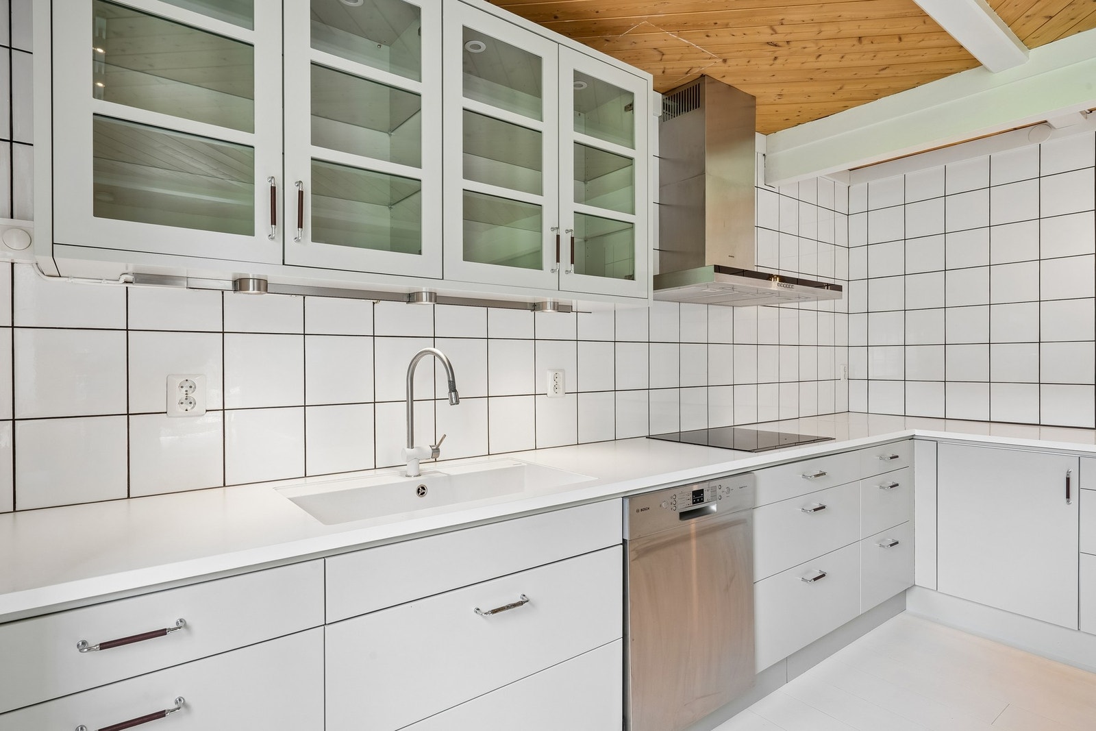 Det er rør-i-rør system i boligen, og den mekanisk avtrekksventilator for kjøkken og våtrom er plassert på kaldloftet. Galleribilde