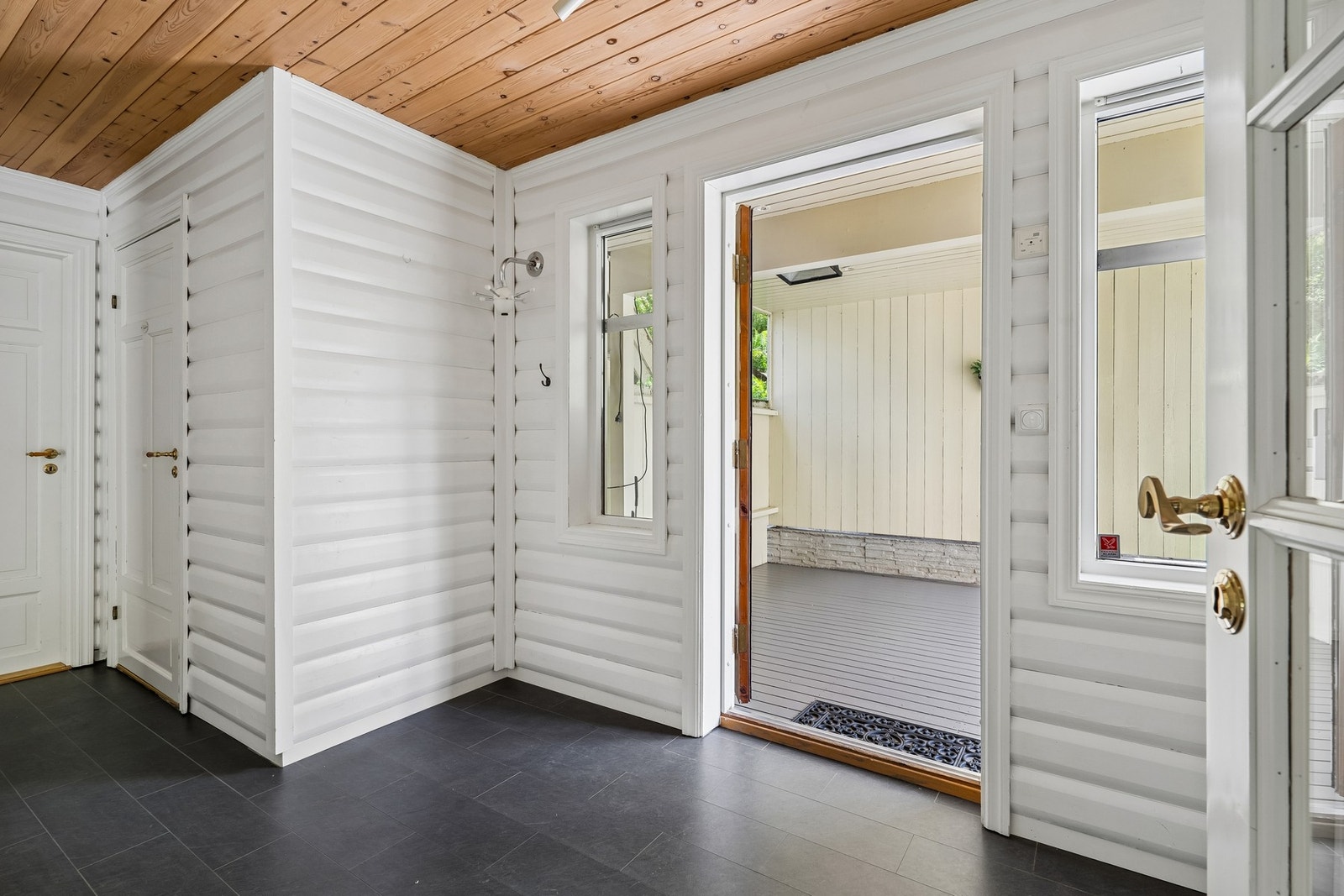 Velkommen inn! Entreen har flislagt gulv, og hvitbeiset trevegger i god stand. Galleribilde