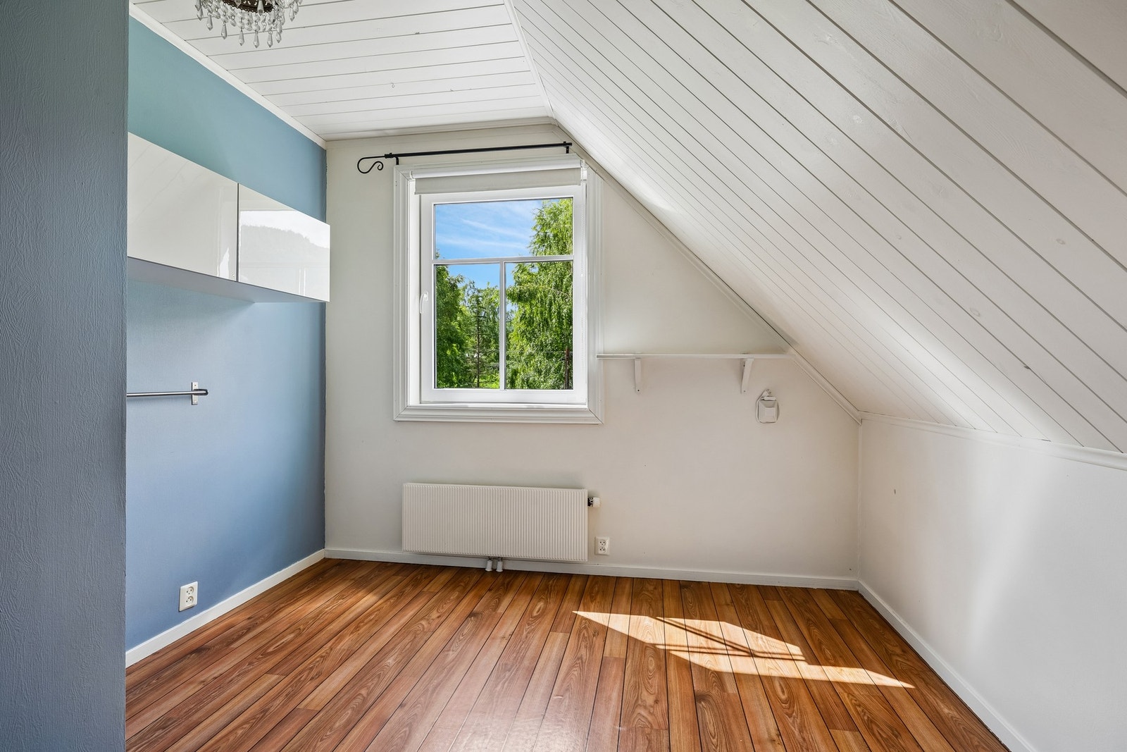 Lyst og luftig rom med flere møbleringsmuligheter. Galleribilde