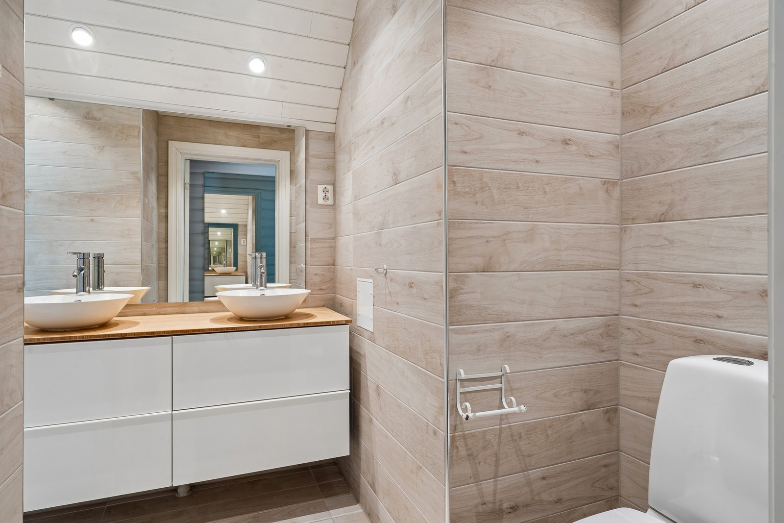 Badet i 1. etg. er fra 2015 og har en delikat utførelse. Galleribilde