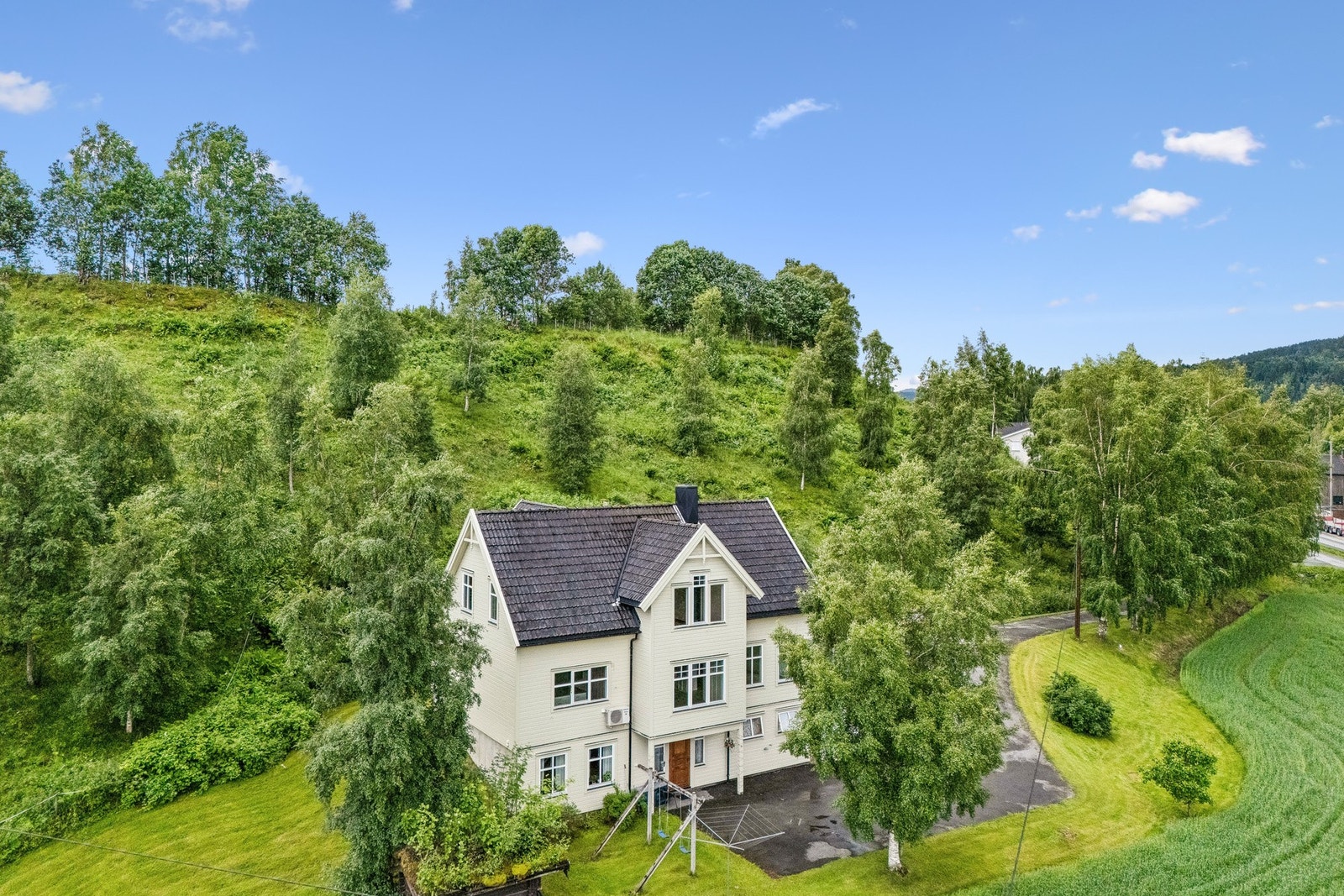 Lundamovegen 640 ligger avsidesliggende til, med tomt på rett over 1 mål, og kun to minutter med bil til skoler og barnehager. Galleribilde