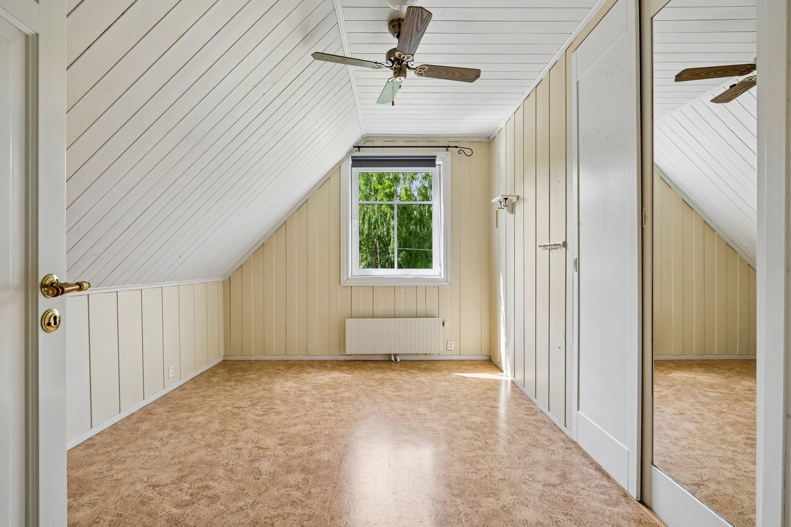 Et rolig soverom med utsyn mot grønne omgivelser. Galleribilde