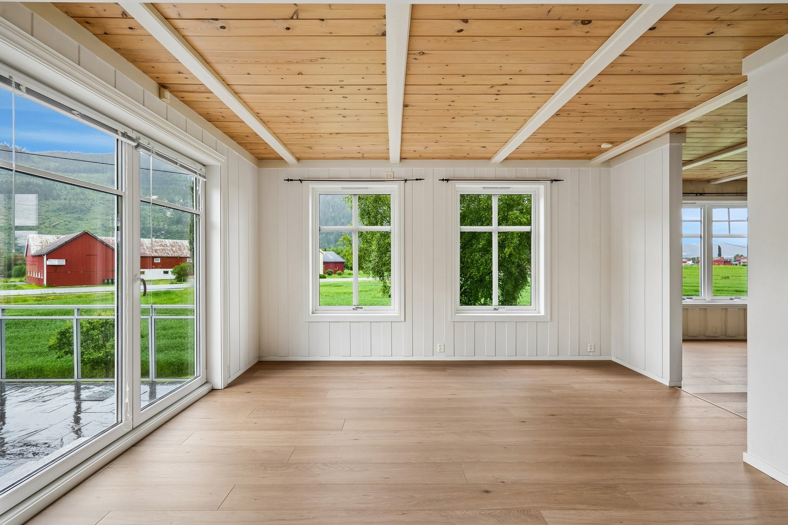 Fra stuen er det direkte utgang til den solrike terrassen. Galleribilde