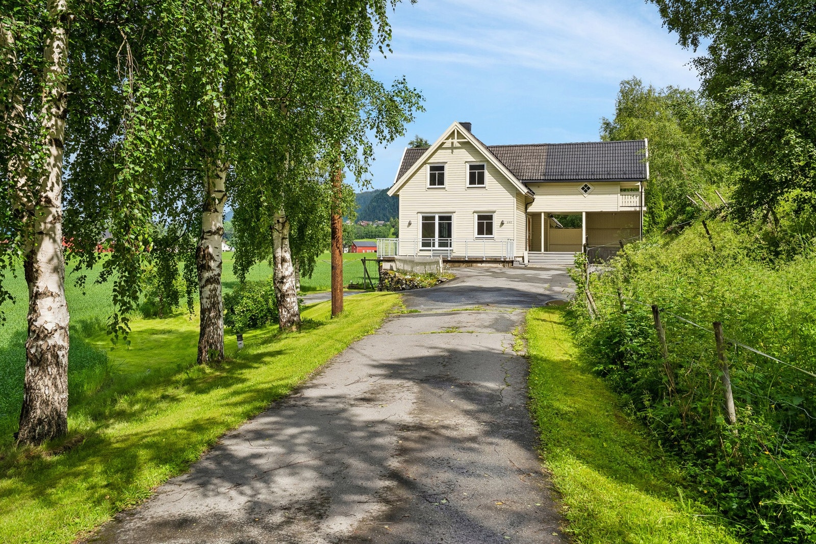 En usjenert eiendom, omgitt av flotte grøntarealer. Galleribilde