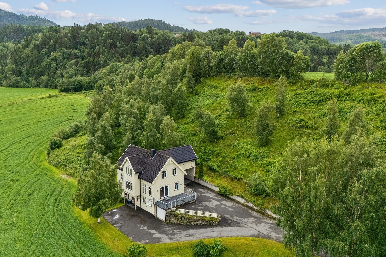 Bussholdeplassen Horghåggån ligger tre minutter unna og betjenes av linjene 340, 440, 480 og 5004. Galleribilde