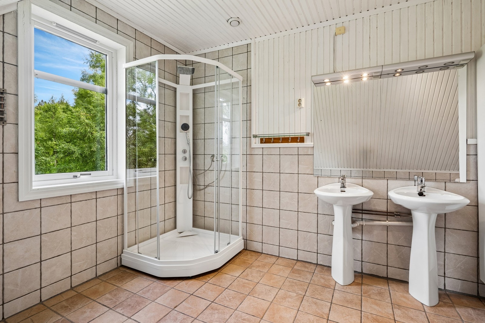 Badet i 2. etg. er fra byggeår, og er utstyrt med bla. to servanter, badekar og dusjkabinett. Galleribilde