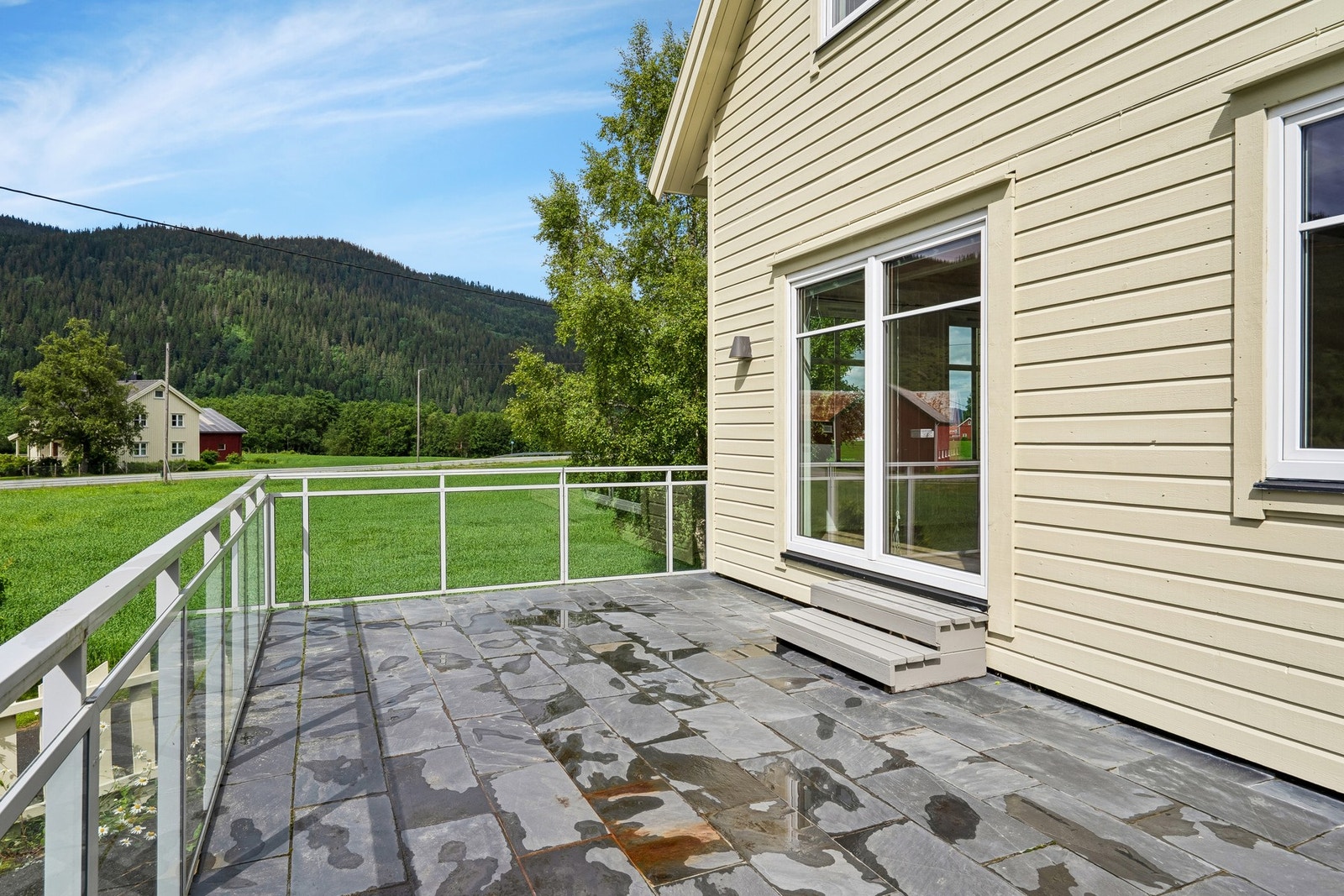 Terrassen er vestvendt med gode solforhold hele dagen. Forøvrig måler terrassearealet hele 43 kvm! Galleribilde
